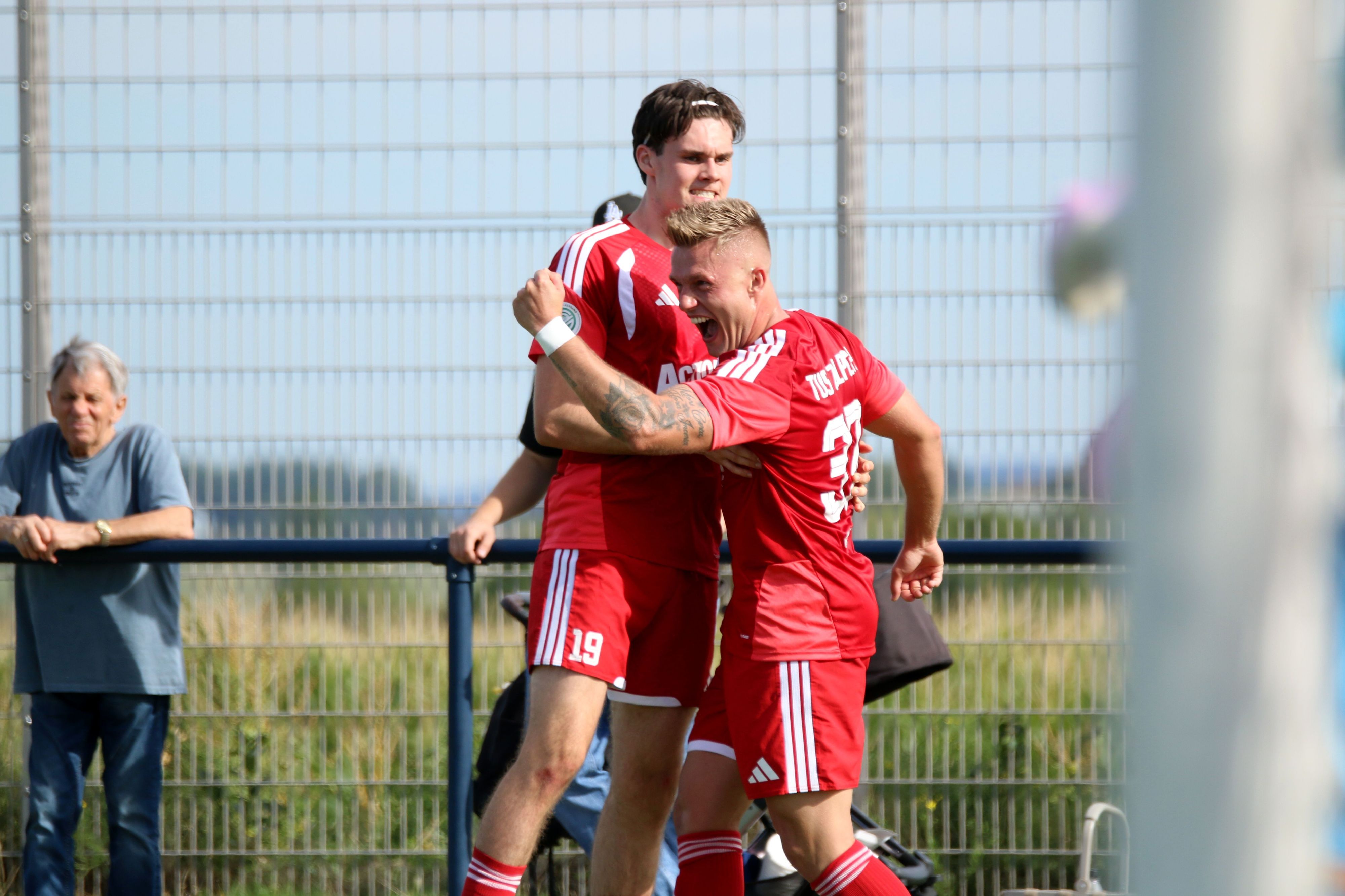 Zwei Spieler stoßen beim Jubeln mit der Brust gegeneinander.