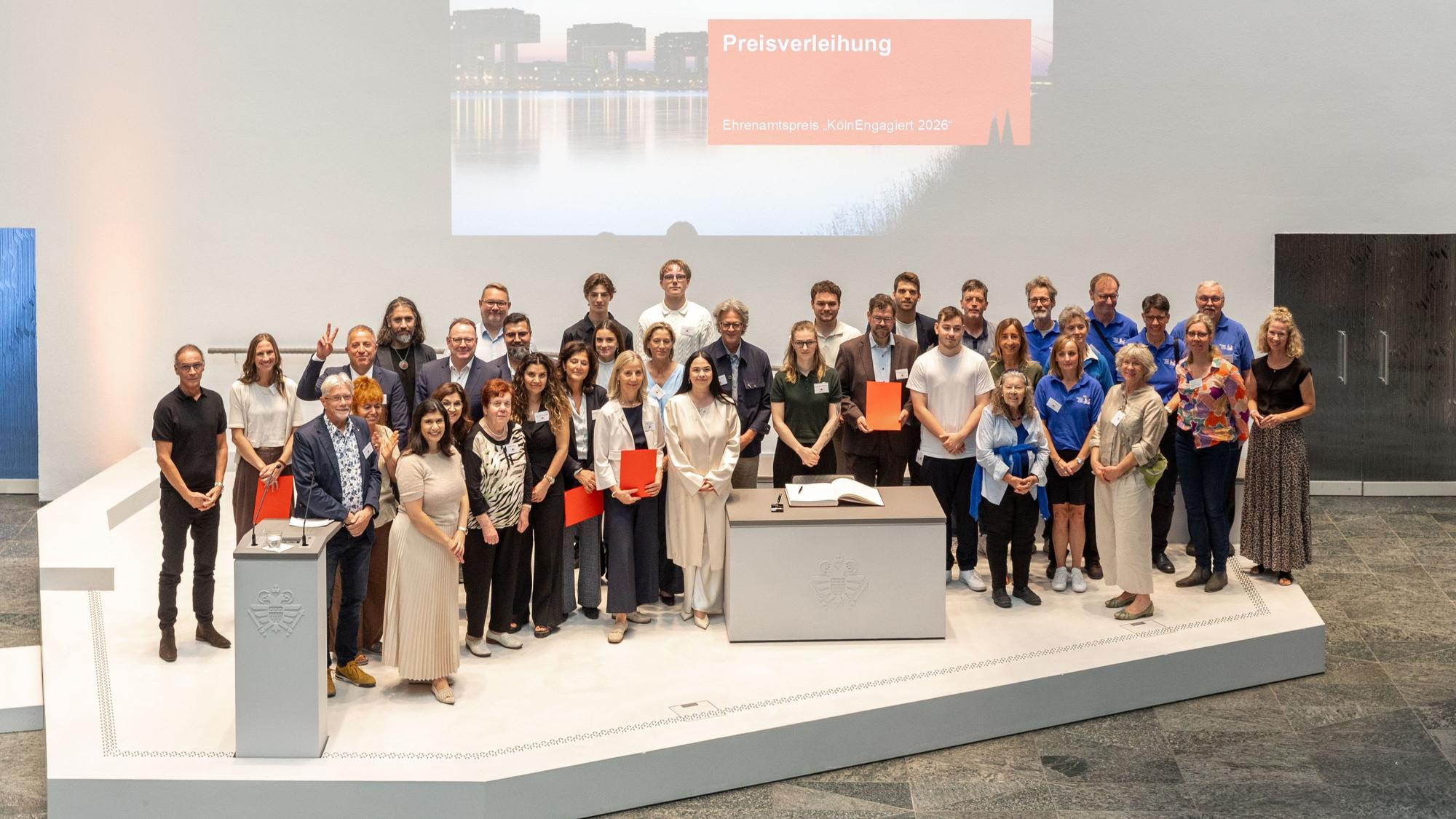 Die Verleihung des Ehrenamtspreises „KölnEngagiert 2026“ fand in der Piazzetta des Historischen Rathauses in Köln statt. Mit dem Ehrenamtspreis würdigt die Stadt Menschen, die sich in besonderem Maße für das Gemeinwohl einsetzen.