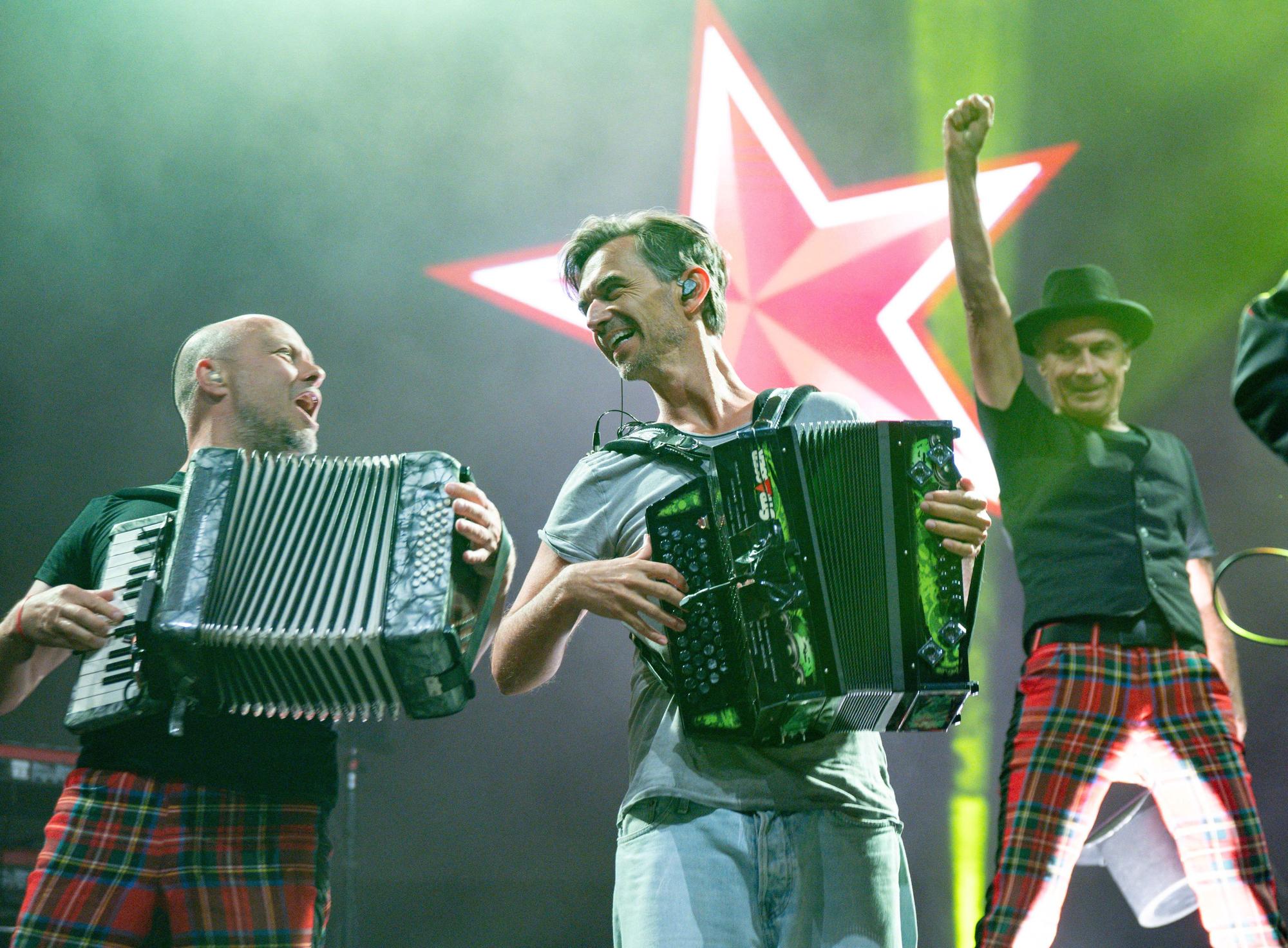 Florian Silbereisen (Mitte) kam für den Hit „Polka“ auf die Bühne.