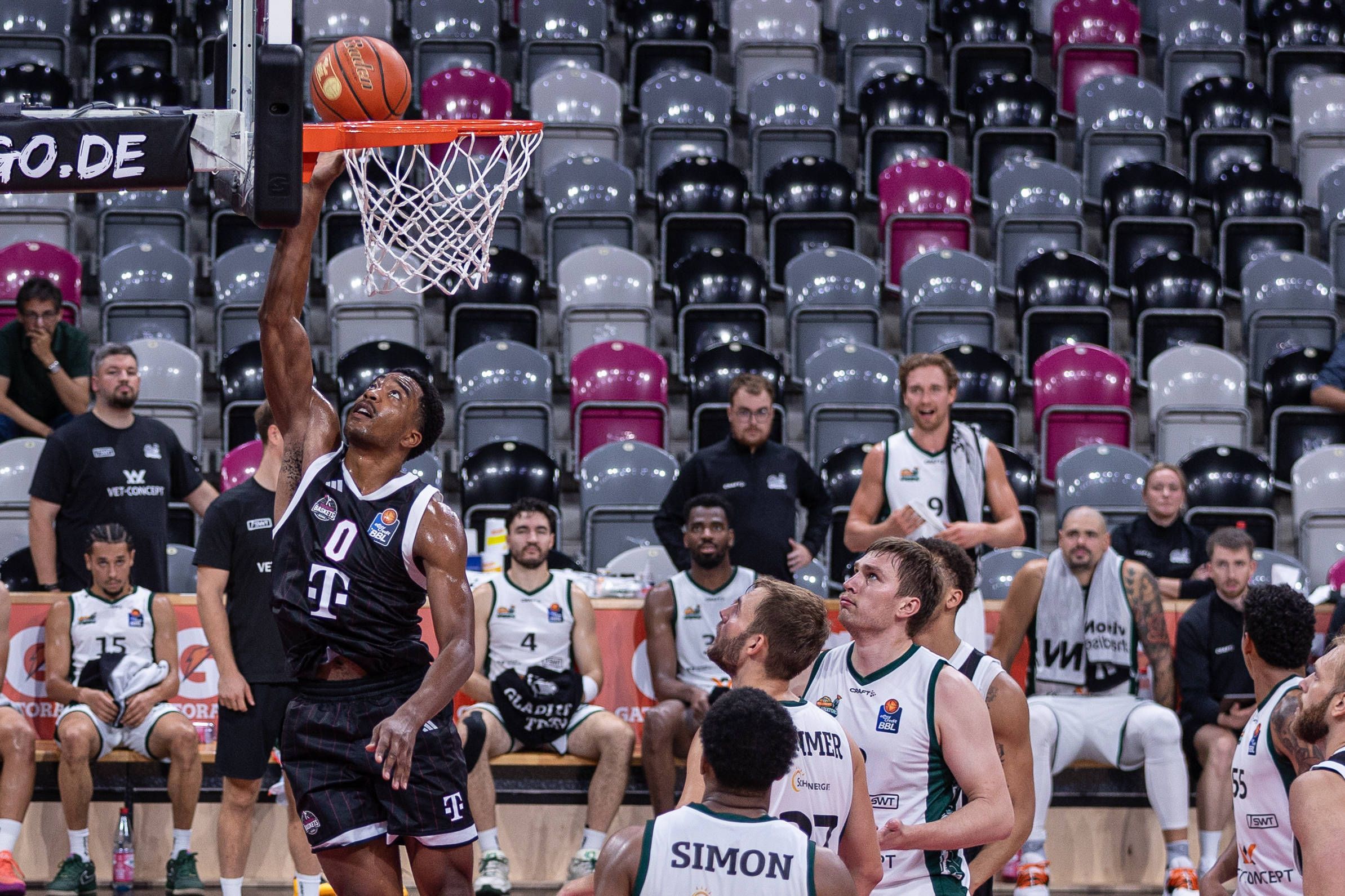 Marcus Foster (links) rückte für John-Michael Wright in die Startformation und steuerte 14 Punkte zum Sieg bei.