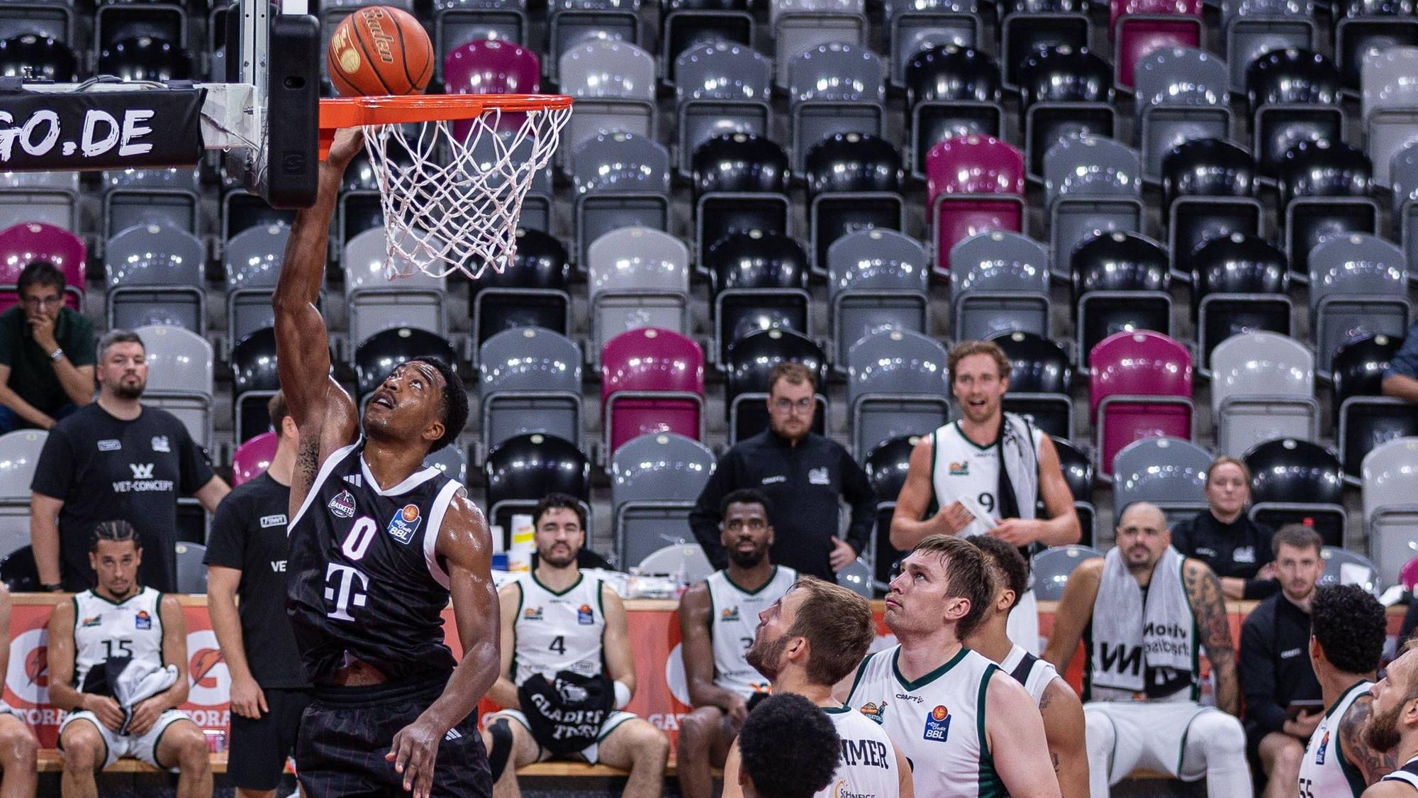 Marcus Foster (links) rückte für John-Michael Wright in die Startformation und steuerte 14 Punkte zum Sieg bei.