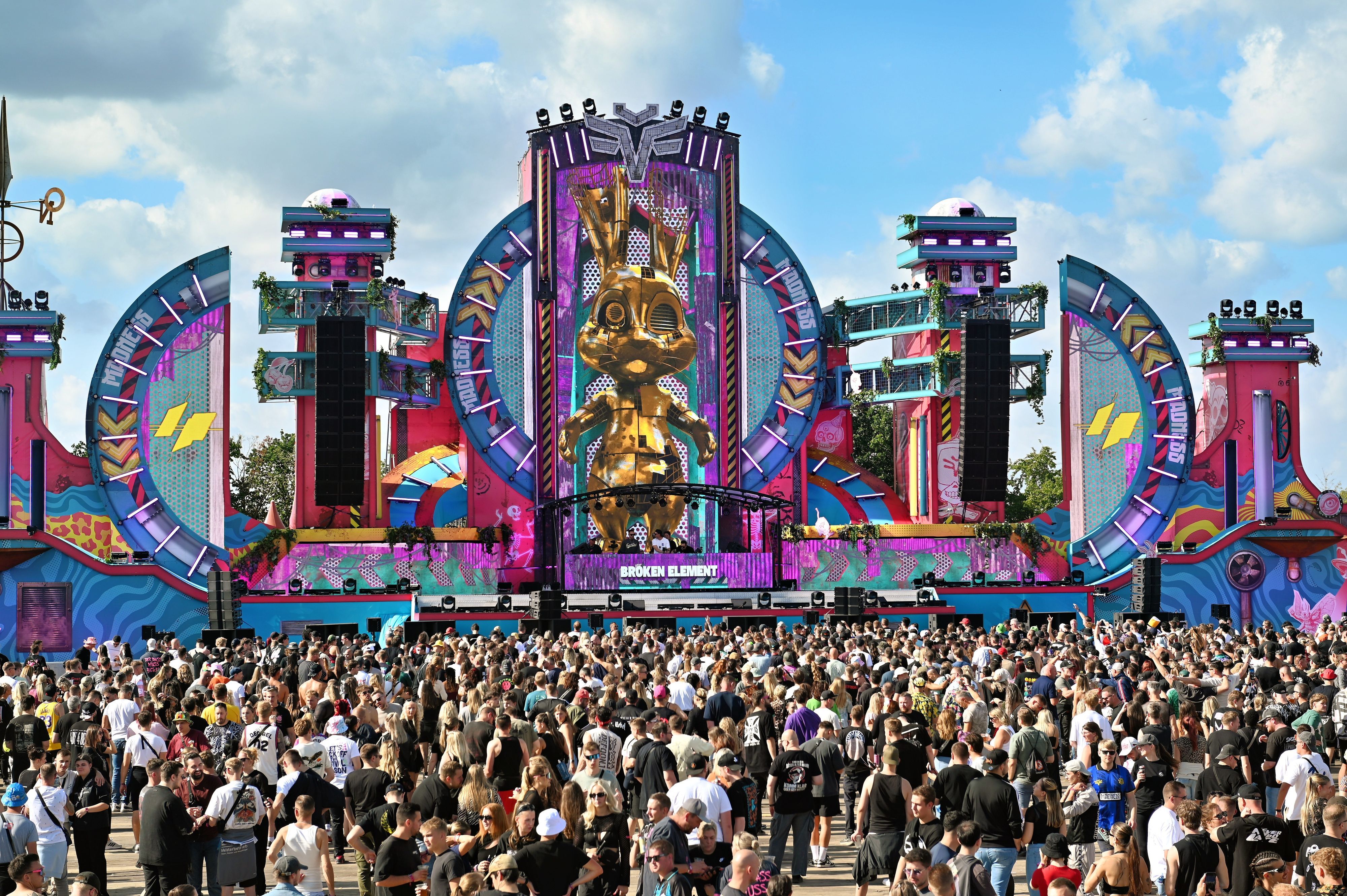 Ein Blick auf das Festivalgelände und die große Bühne.