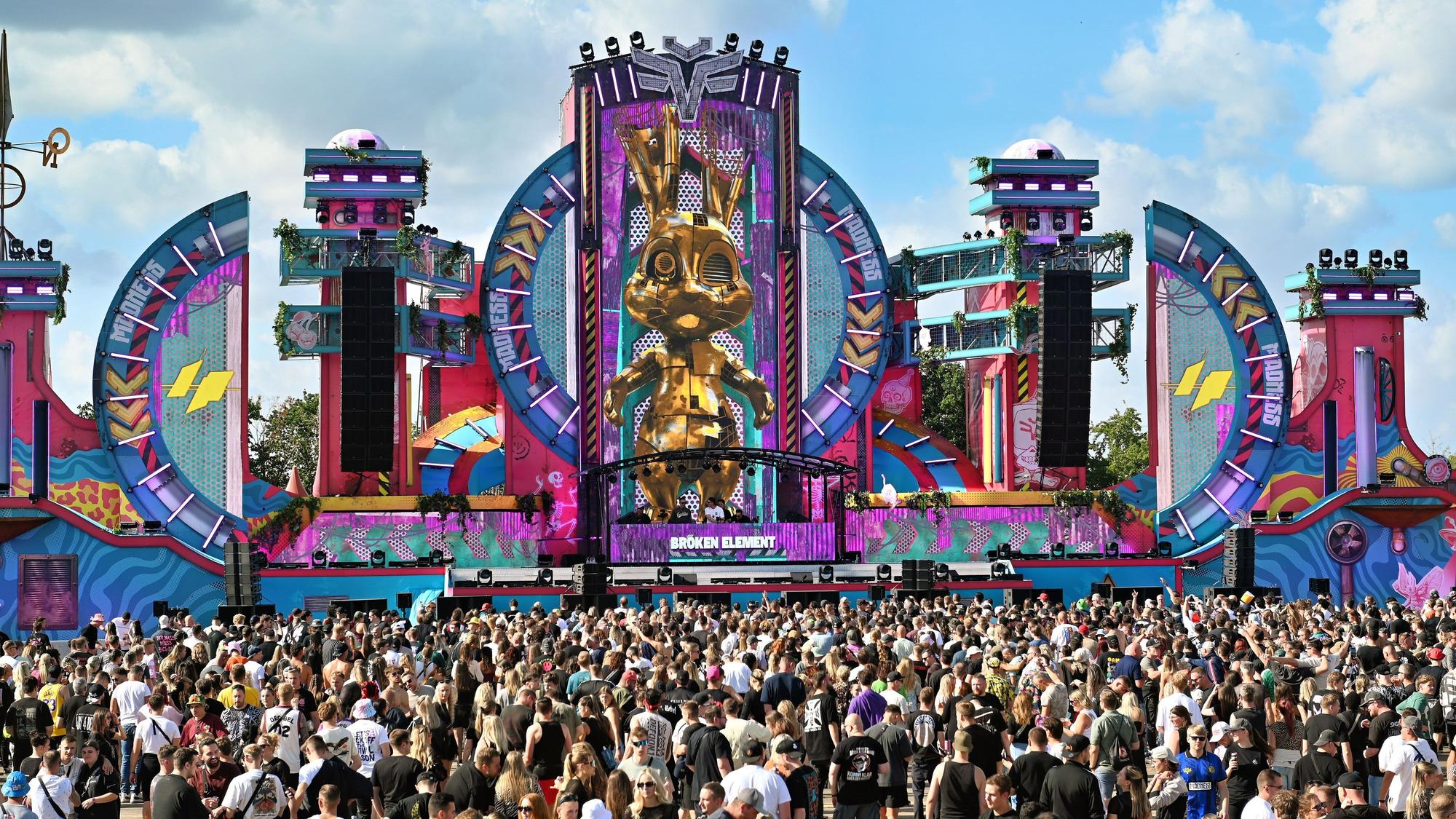 Ein Blick auf das Festivalgelände und die große Bühne.