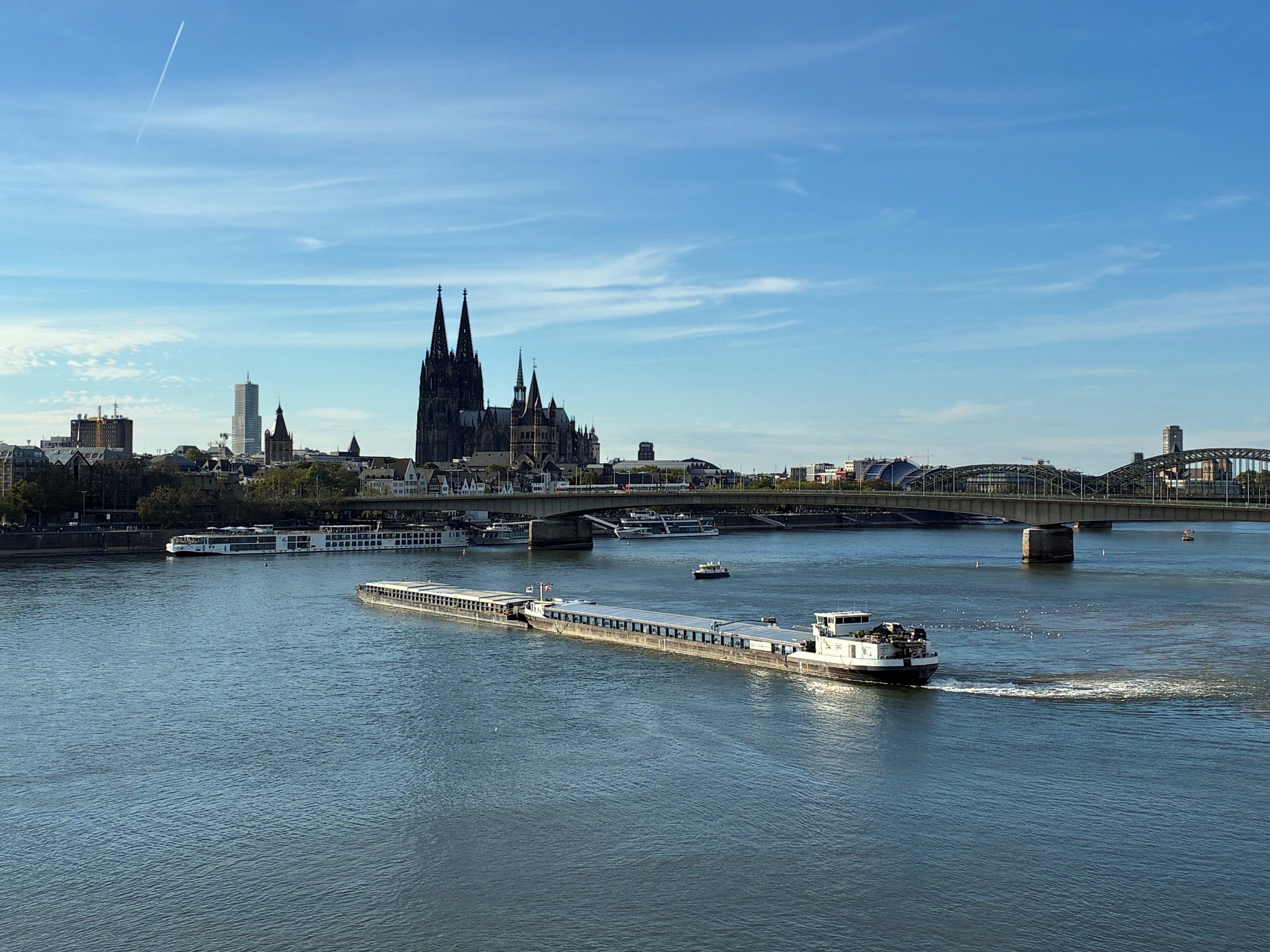 06.09.2026: Ein Schiff hat sich auf dem Rhein in Köln festgefahren.