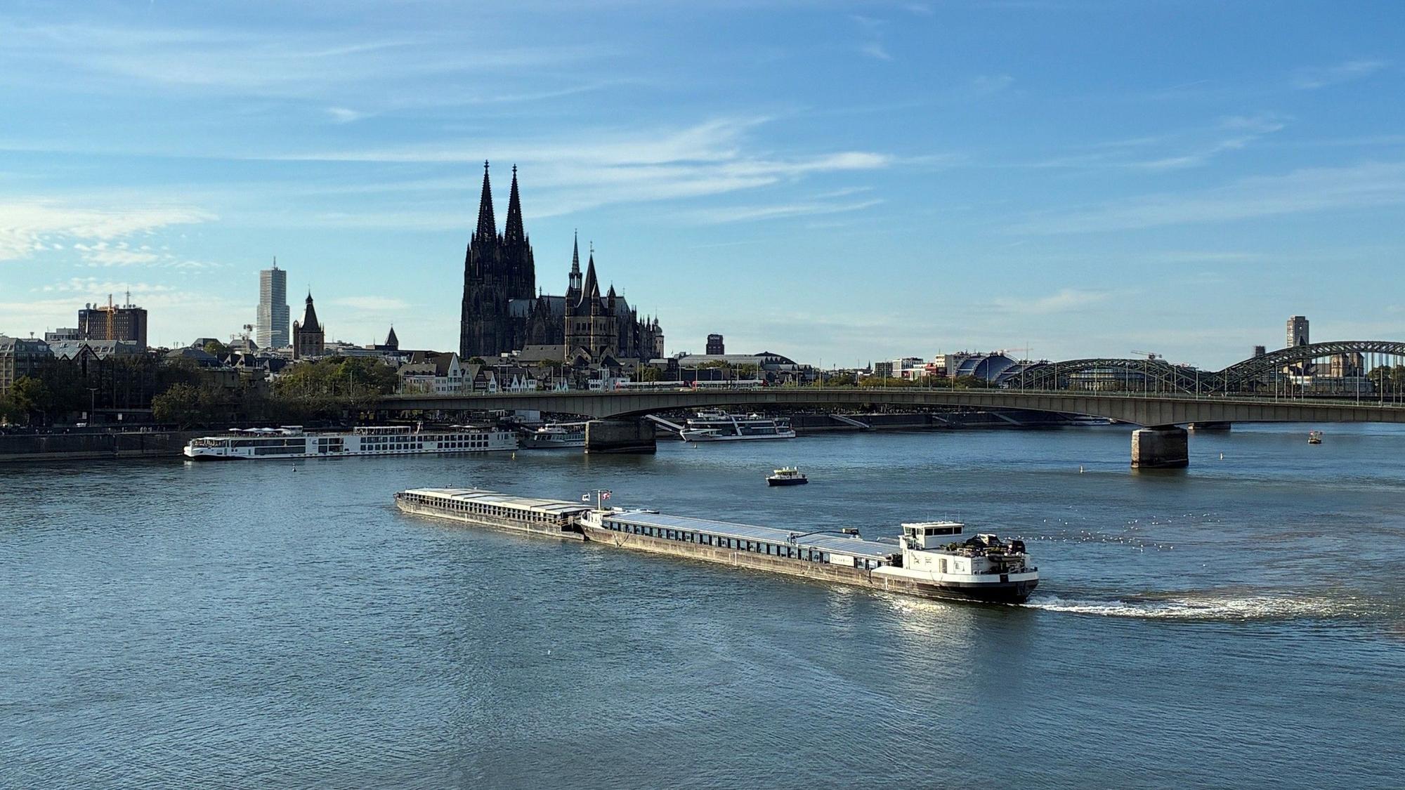 06.09.2026: Ein Schiff hat sich auf dem Rhein in Köln festgefahren.
