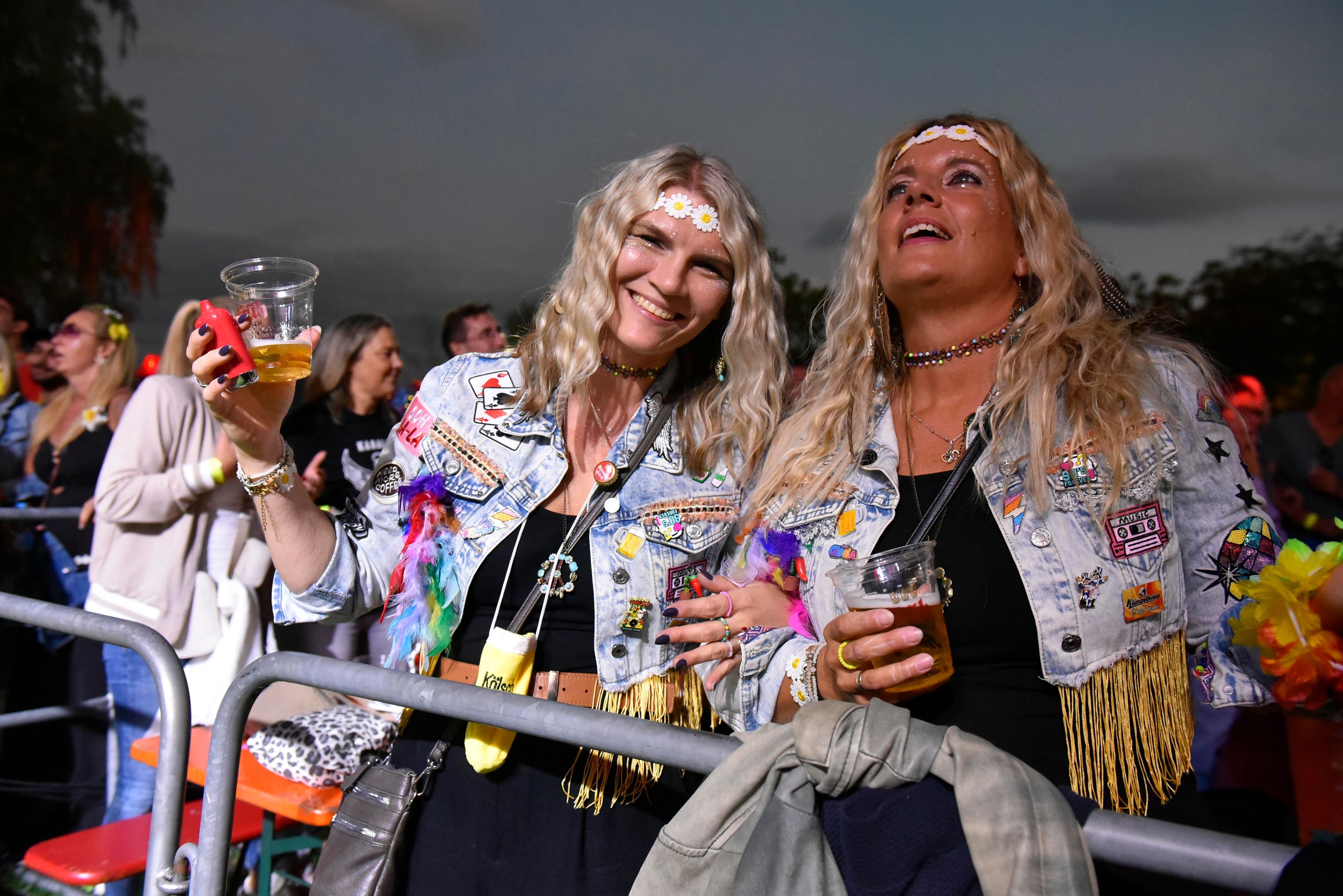 Auf dem Bild sind zwei Besucherinnen im Kostüm auf dem Festival am Otto-Maigler-See zu sehen.