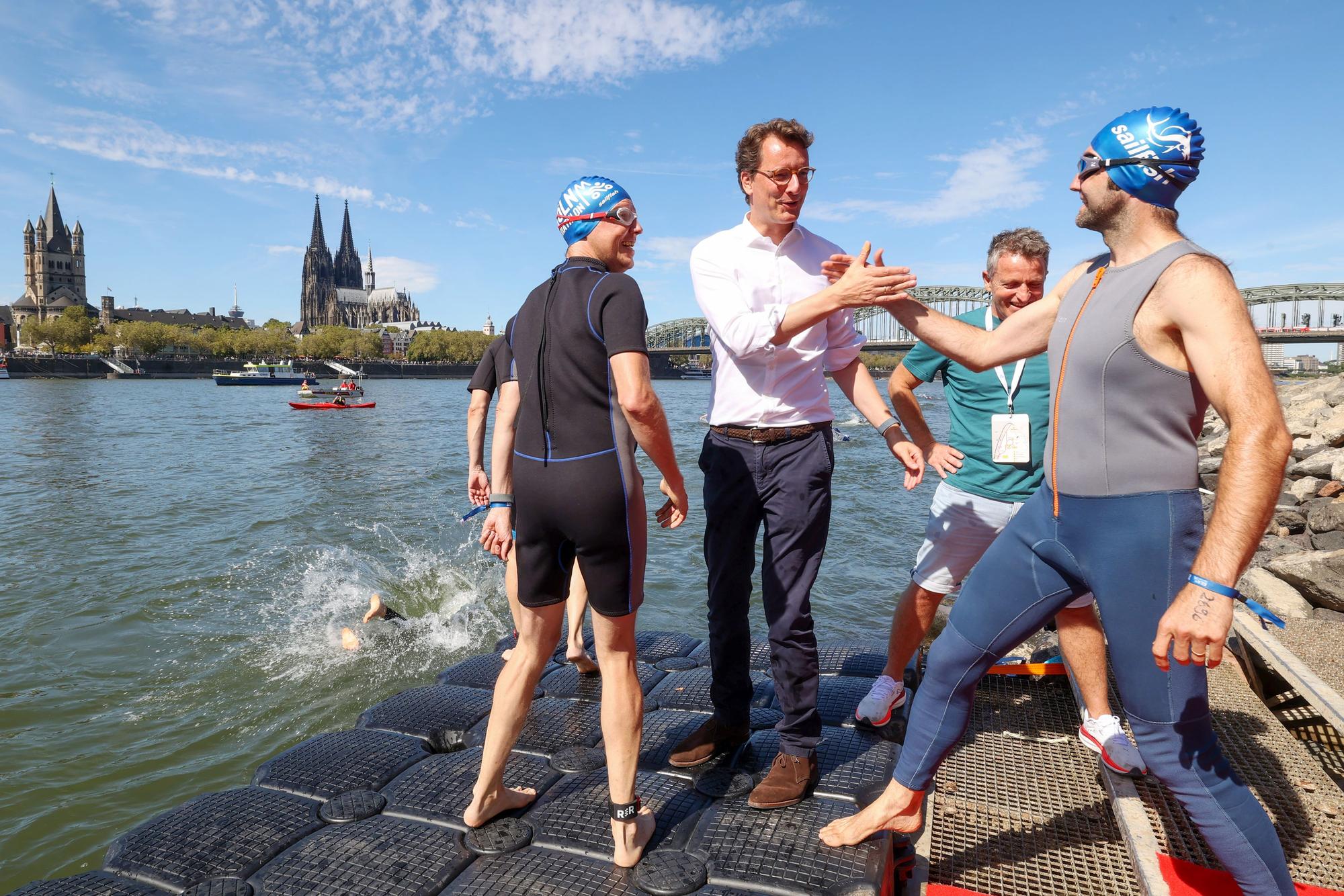 06.09.2026. Köln: Beim 5. Köln Triathlon nehmen 4.200 Athletinnen und Athleten auf drei unterschiedlichen Distanzen teil. Laut Veranstalter ist das eine Rekordzahl an Teilnehmenden. Die Veranstaltung ist seit Anfang des Jahres ausgebucht. Ministerpräsident Hendrik Wüst. Foto: Martina Goyert