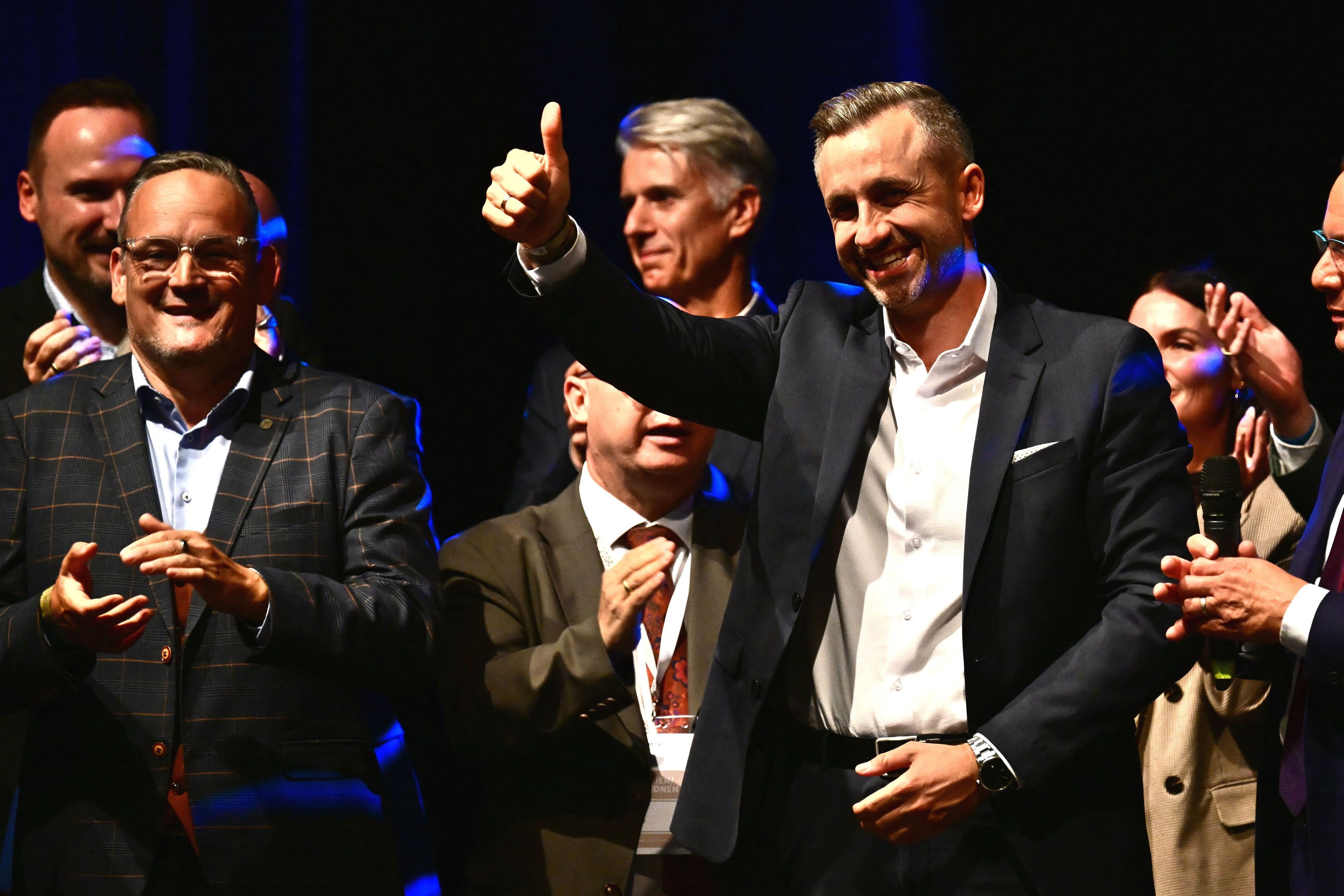 06.09.2026, Sachsen-Anhalt, Magdeburg: Ulrich Siegmund (Mitte r, AfD), Spitzenkandidat und Co-Vorsitzender der AfD-Landtagsfraktion Sachsen-Anhalt, steht bei der Wahlparty der AfD im Alten Theater gestikulierend auf der Bühne. Am Sonntag (06.09.2026) wurde in Sachsen-Anhalt ein neuer Landtag gewählt. Foto: Sebastian Gollnow/dpa +++ dpa-Bildfunk +++