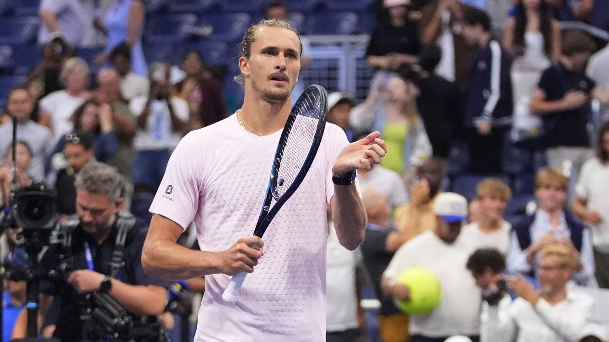 Alexander Zverev bei den Fans nach seinem Sieg.