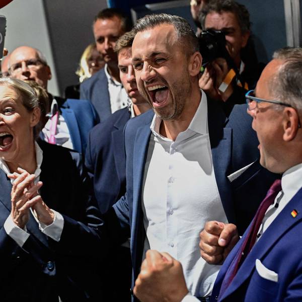 Ulrich Siegmund (M.), Alice Weidel (l.) und Tino Chrupalla jubeln über das Wahlergebnis in Sachsen-Anhalt.
