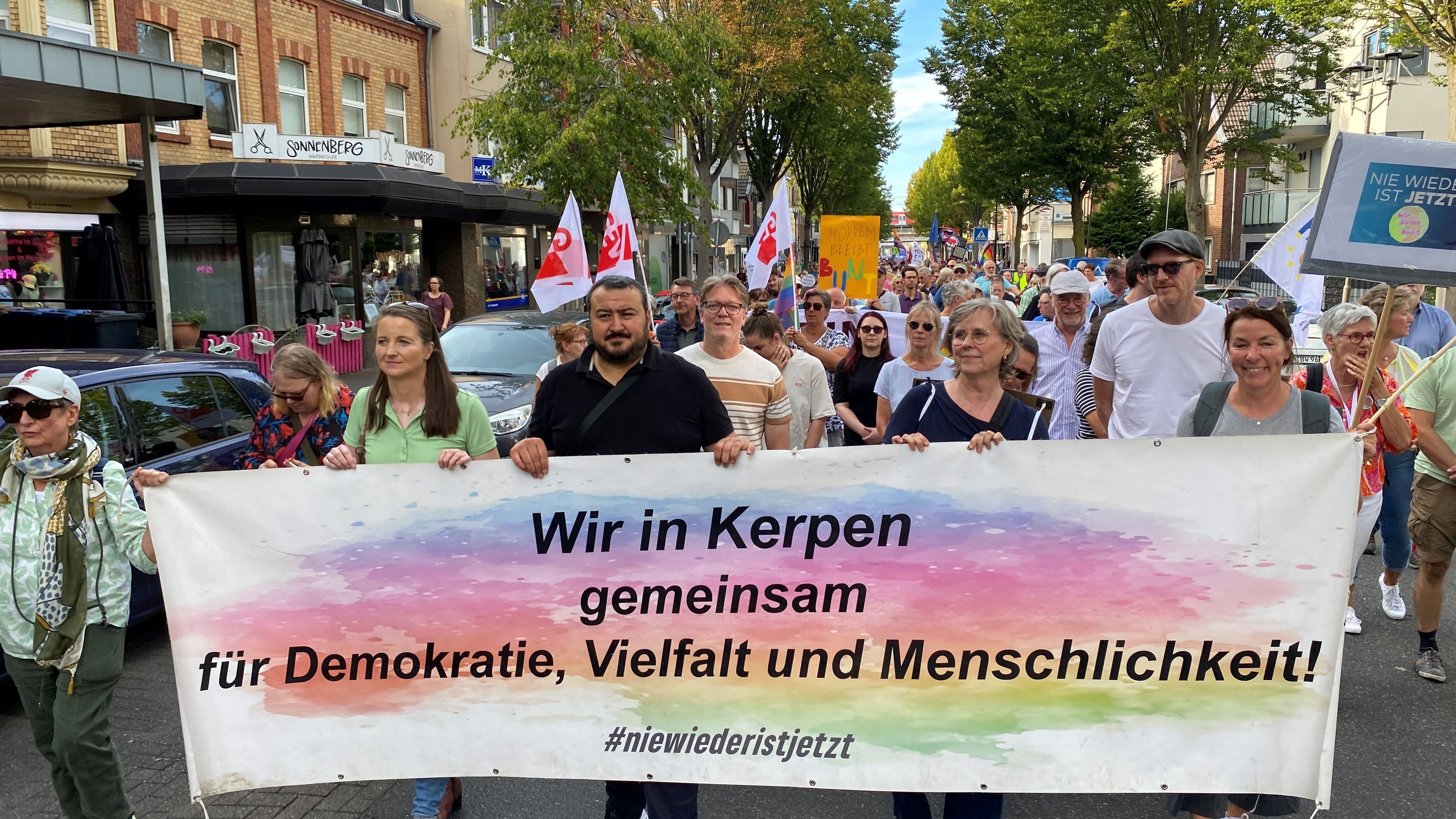 Auf dem Bild ist der Demonstrationszug in Horrem zu sehen.