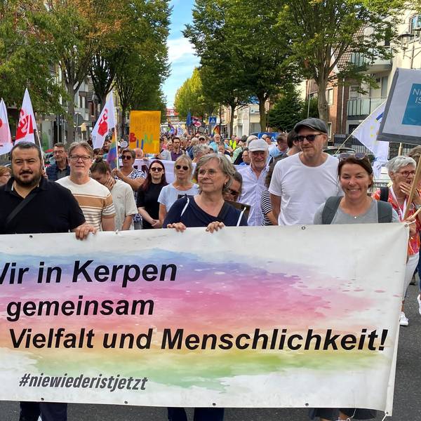 Auf dem Bild ist der Demonstrationszug in Horrem zu sehen.