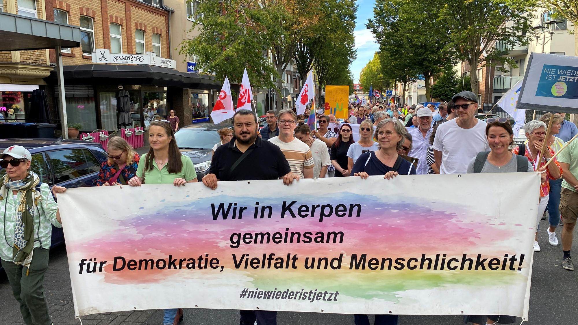 Auf dem Bild ist der Demonstrationszug in Horrem zu sehen.