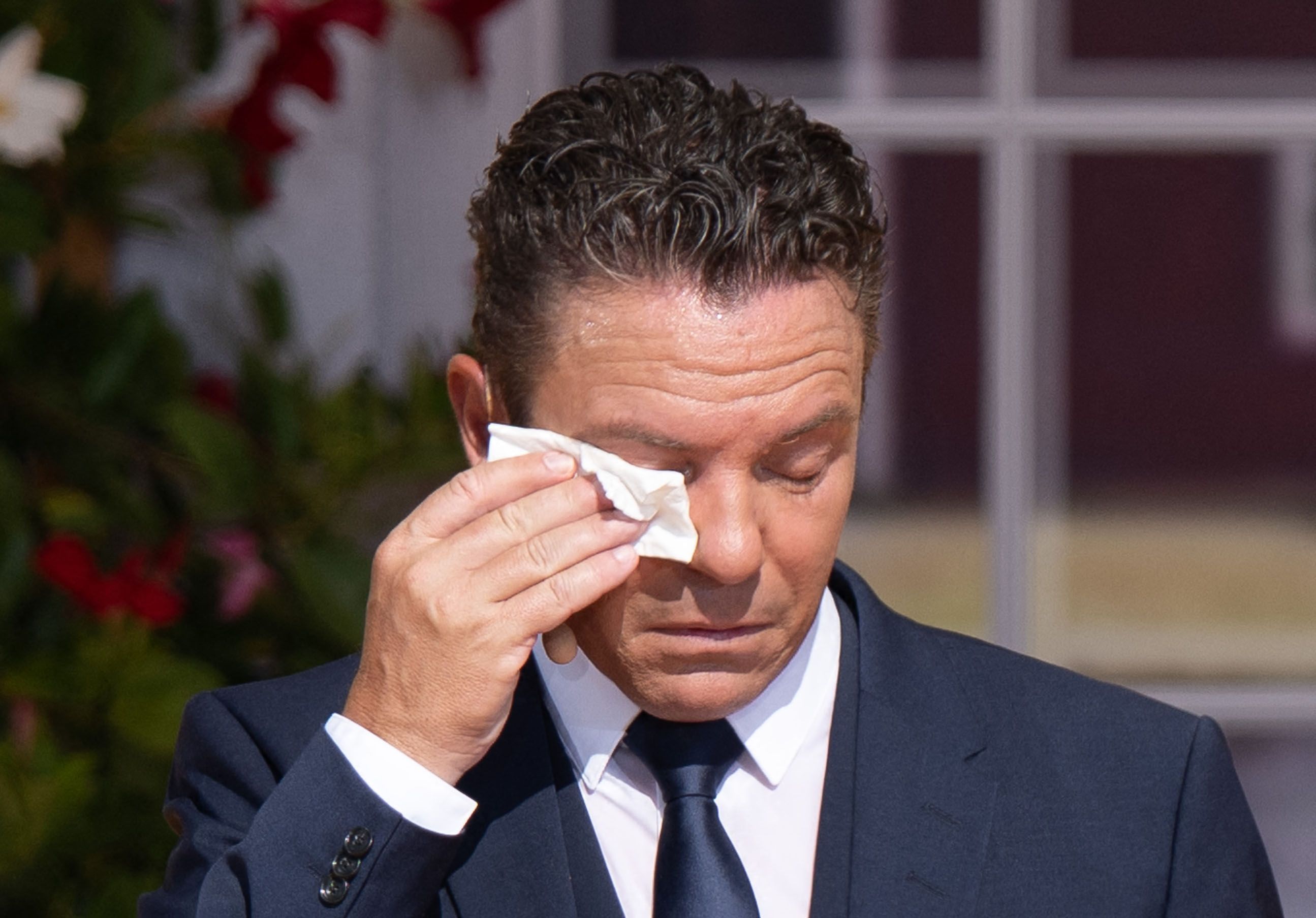 06.09.2026, Baden-Württemberg, Rust: Sänger und Moderator Stefan Mross hält sich während der Liveübertragung der letzten Ausgabe der ARD-Schlagershow «Immer wieder sonntags» ein Taschentuch ans Gesicht, als ihm die Tränen kommen. Die Sendung lief rund 30 Jahren im Ersten und gehörte zu den beliebtesten Volksmusik-Shows in Deutschland.