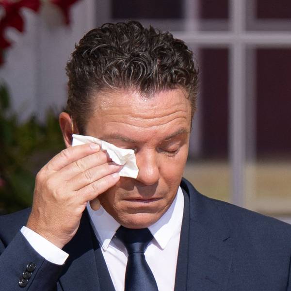 06.09.2026, Baden-Württemberg, Rust: Sänger und Moderator Stefan Mross hält sich während der Liveübertragung der letzten Ausgabe der ARD-Schlagershow «Immer wieder sonntags» ein Taschentuch ans Gesicht, als ihm die Tränen kommen. Die Sendung lief rund 30 Jahren im Ersten und gehörte zu den beliebtesten Volksmusik-Shows in Deutschland.