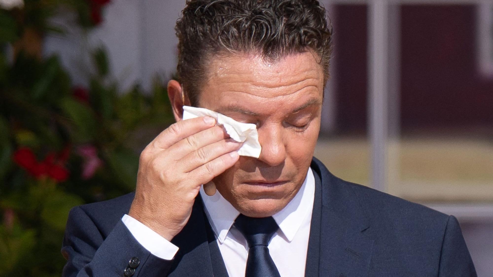06.09.2026, Baden-Württemberg, Rust: Sänger und Moderator Stefan Mross hält sich während der Liveübertragung der letzten Ausgabe der ARD-Schlagershow «Immer wieder sonntags» ein Taschentuch ans Gesicht, als ihm die Tränen kommen. Die Sendung lief rund 30 Jahren im Ersten und gehörte zu den beliebtesten Volksmusik-Shows in Deutschland.