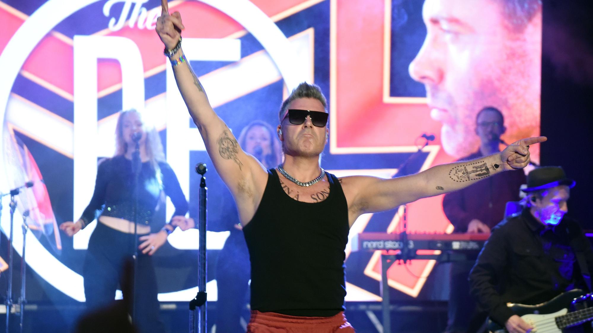 Unser Foto zeigt, wie Sänger Mario Nowack auf der Bühne posiert wie Robbie Williams.