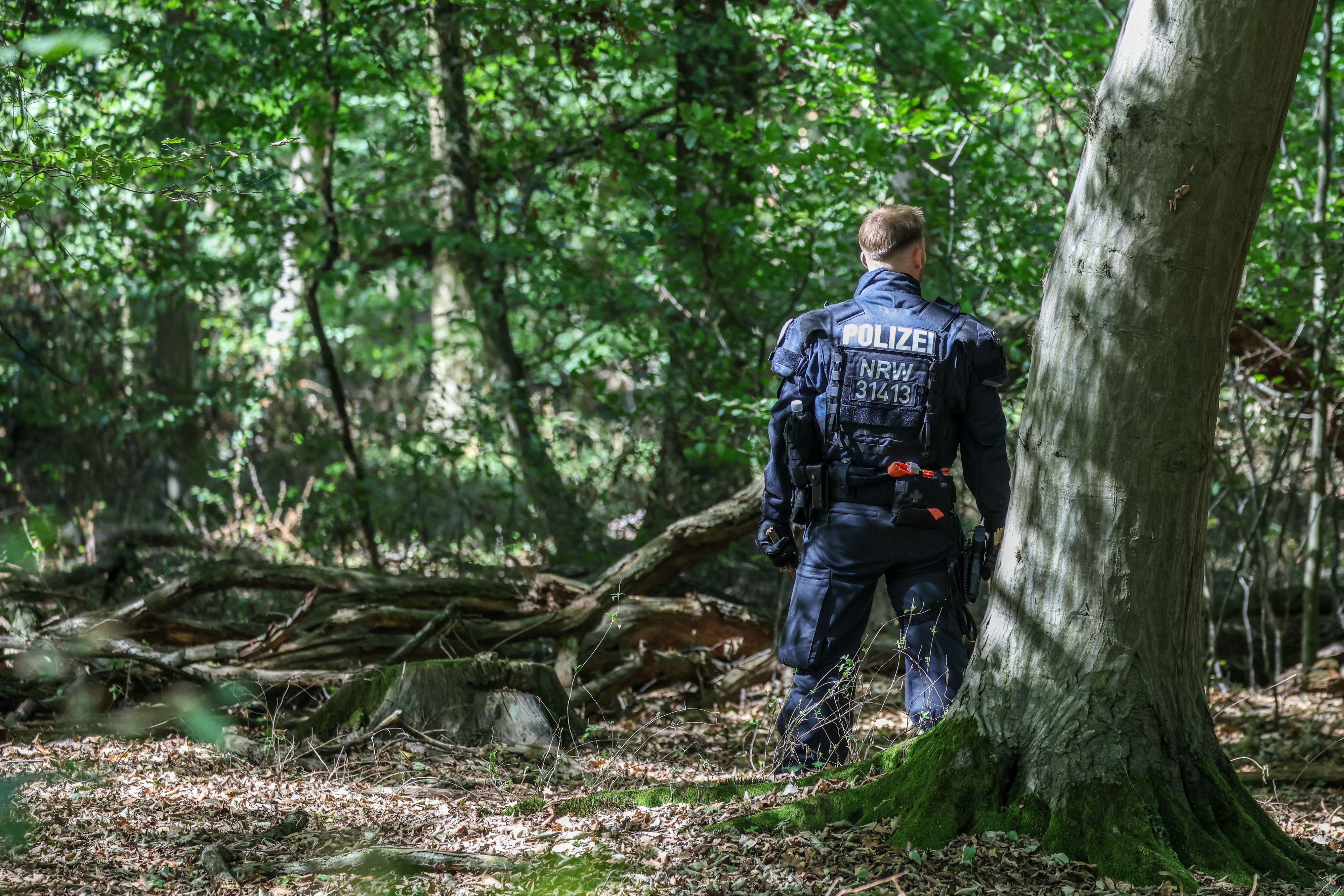 Polizeikräfte durchsuchen am Sonntag (6. September) bei einem Großeinsatz ein Waldstück am Hambacher Forst. Wegen der Sabotage-Akte auf das deutsche Stromnetz wird seit Tagen nach einem 48 Jahre alten Tatverdächtigen gesucht.