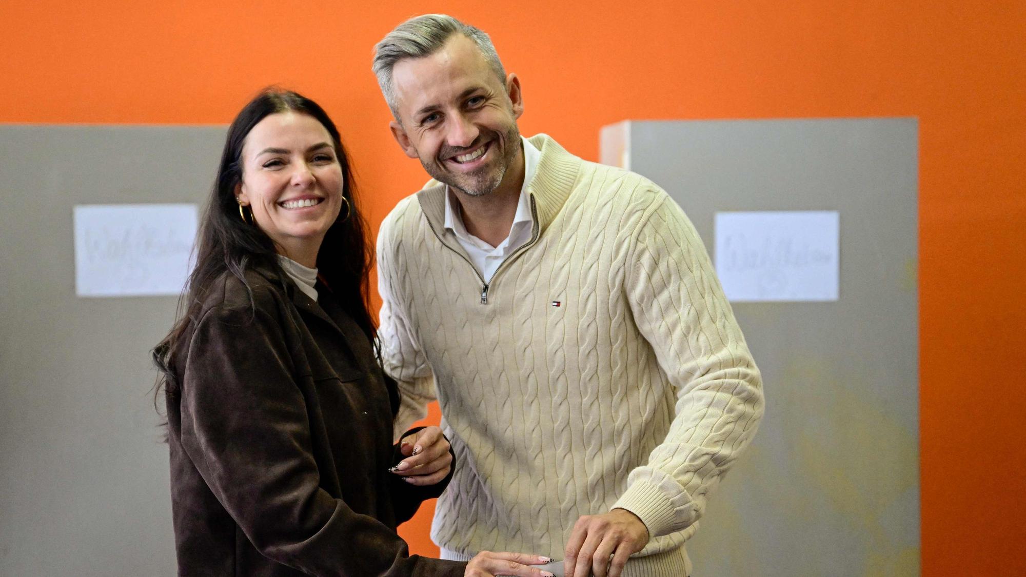 Ulrich Siegmund mit seiner Frau an der Wahlurne.