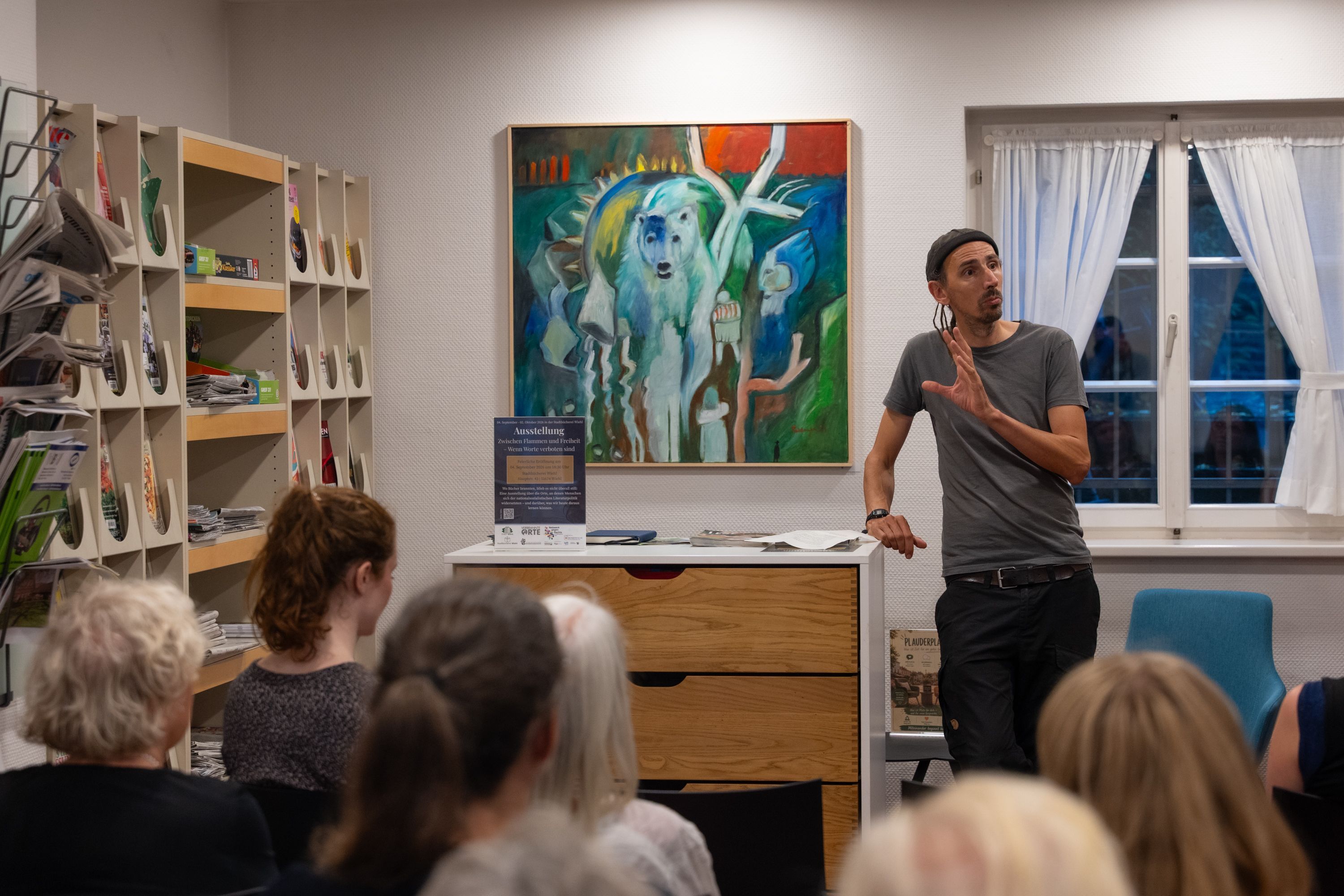 Das Foto zeigt den Fotografen und Ausstellungskurator Jan Schenck (45) bei der Eröffnung der Schau in der Wiehler Stadtbücherei.