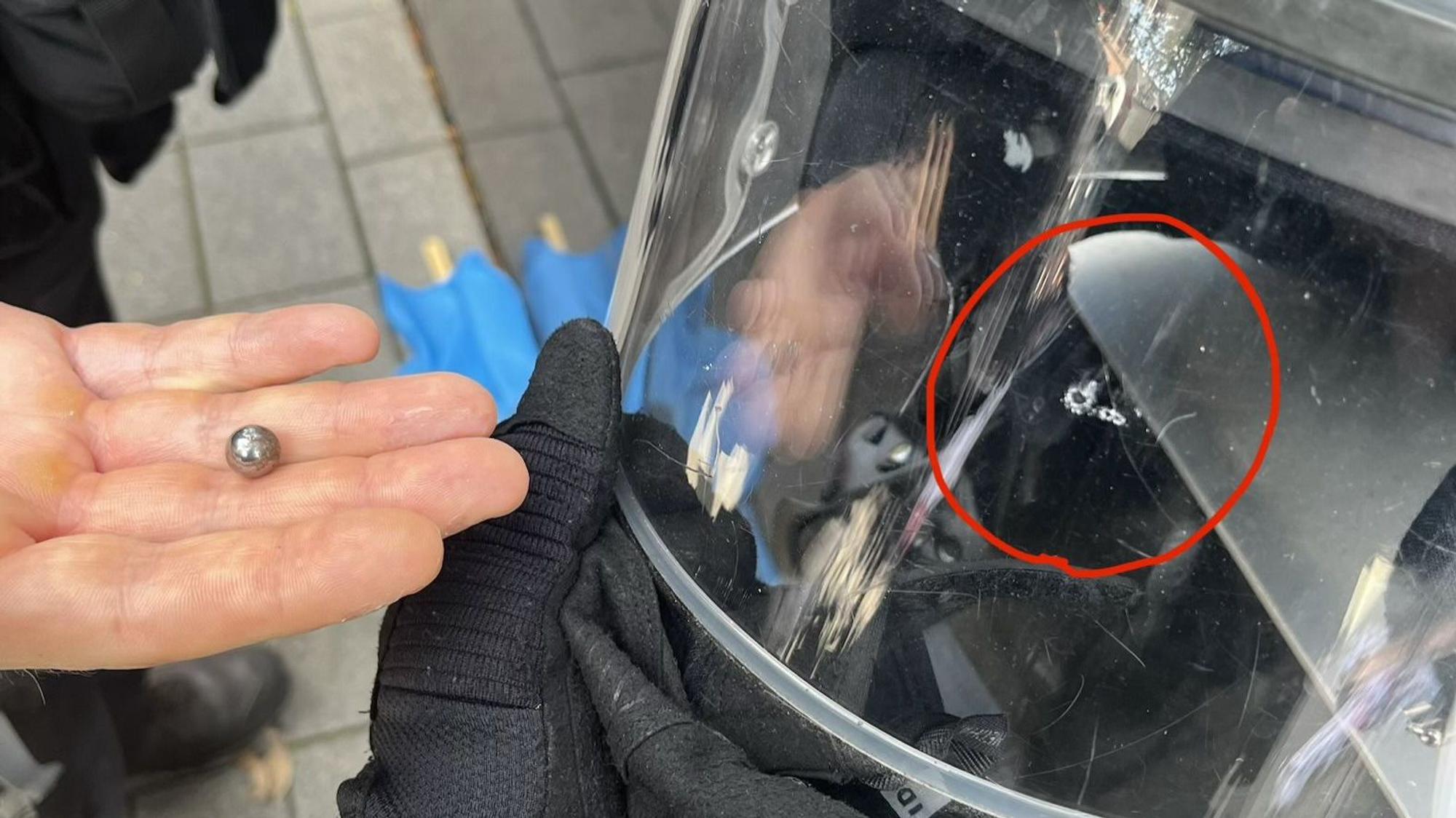 In Köln wurden Polizeibeamte aus einer Gruppe Teilnehmender mit Stahlkugeln beschossen.