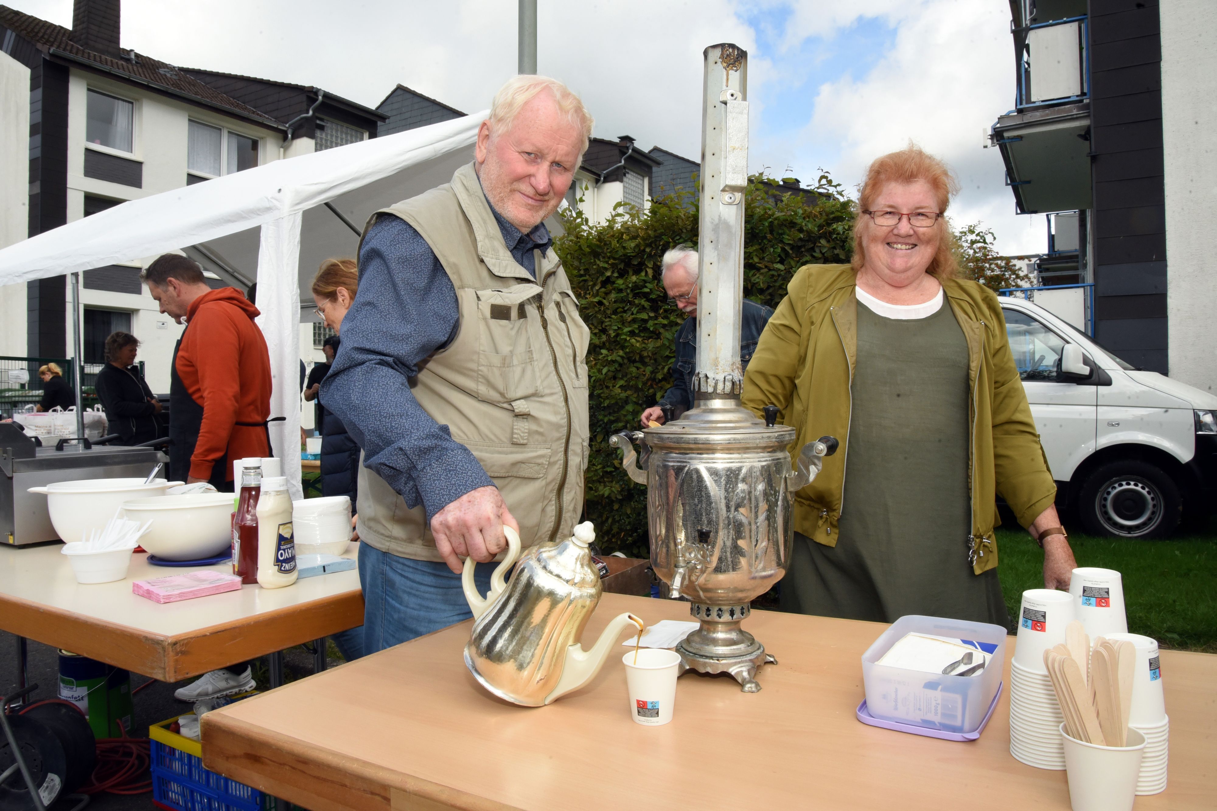Tee aus dem russischen Samowar servieren Rita Wienna und Jakob Martens beim „Fest der Kulturen“ in Waldbröl-Eichen.