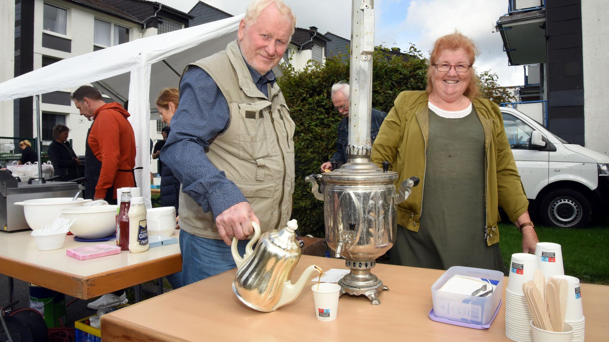 Tee aus dem russischen Samowar servieren Rita Wienna und Jakob Martens beim „Fest der Kulturen“ in Waldbröl-Eichen.