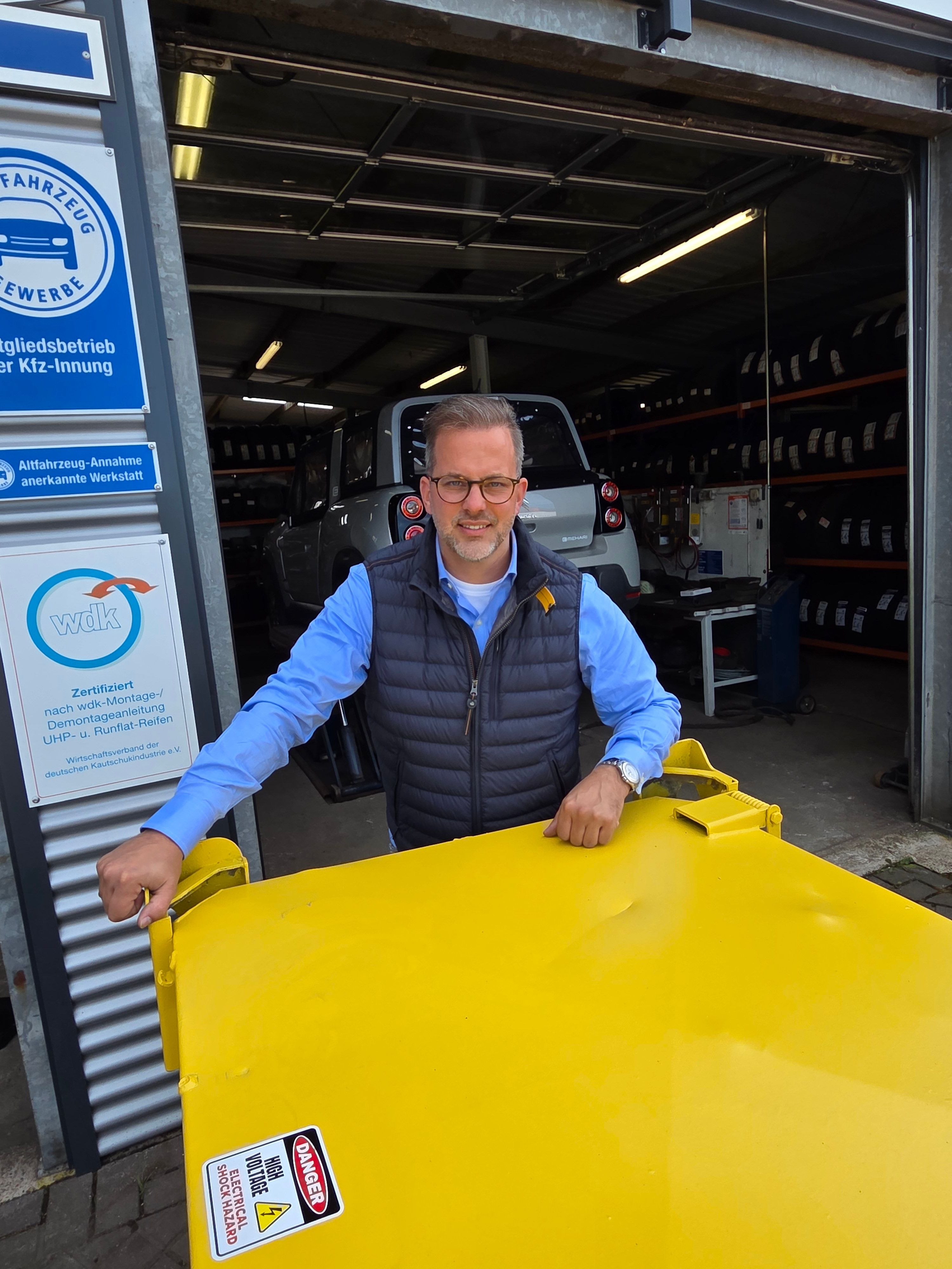 Geschäftsführer Michael Kappenstein an einem Lagercontainer für Antriebsbatterien auf seinem Betriebsgelände in Waldbröl.