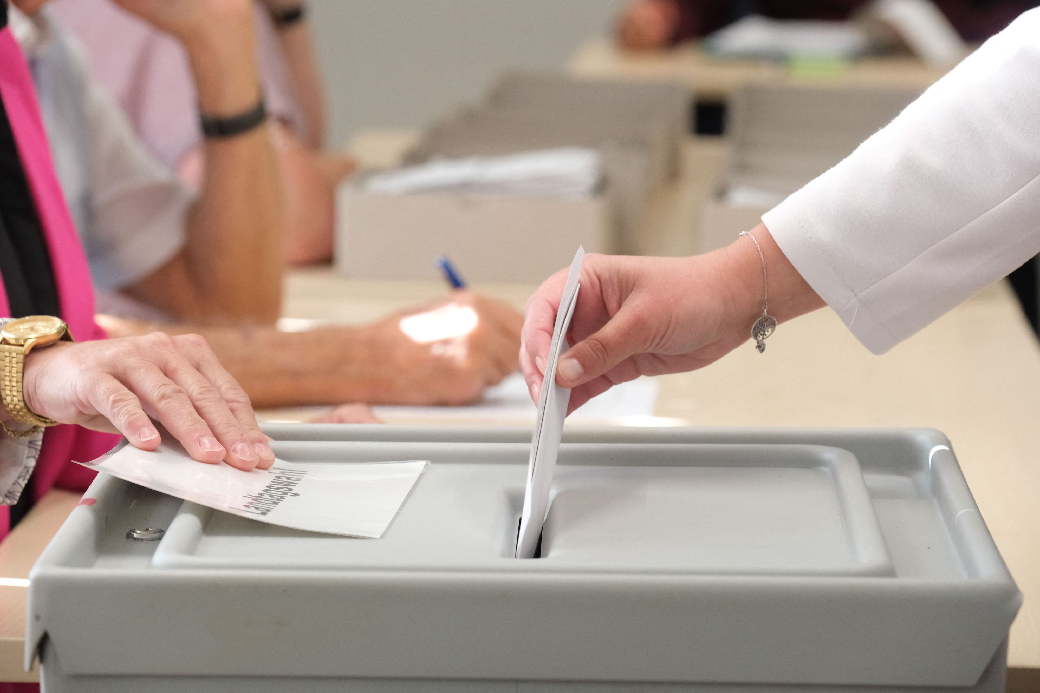 Magdeburg: Eine Wählerin wirft am Sonntag (6. September) in einem Wahllokal ihren Stimmzettel in eine Wahlurne.