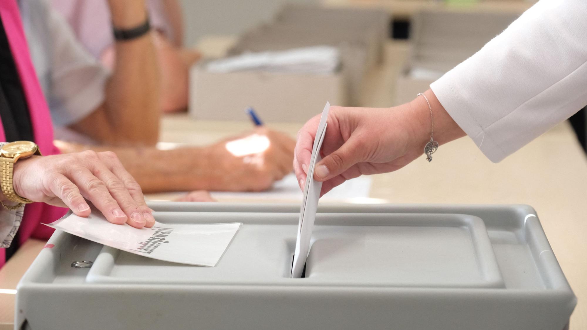 Magdeburg: Eine Wählerin wirft am Sonntag (6. September) in einem Wahllokal ihren Stimmzettel in eine Wahlurne.