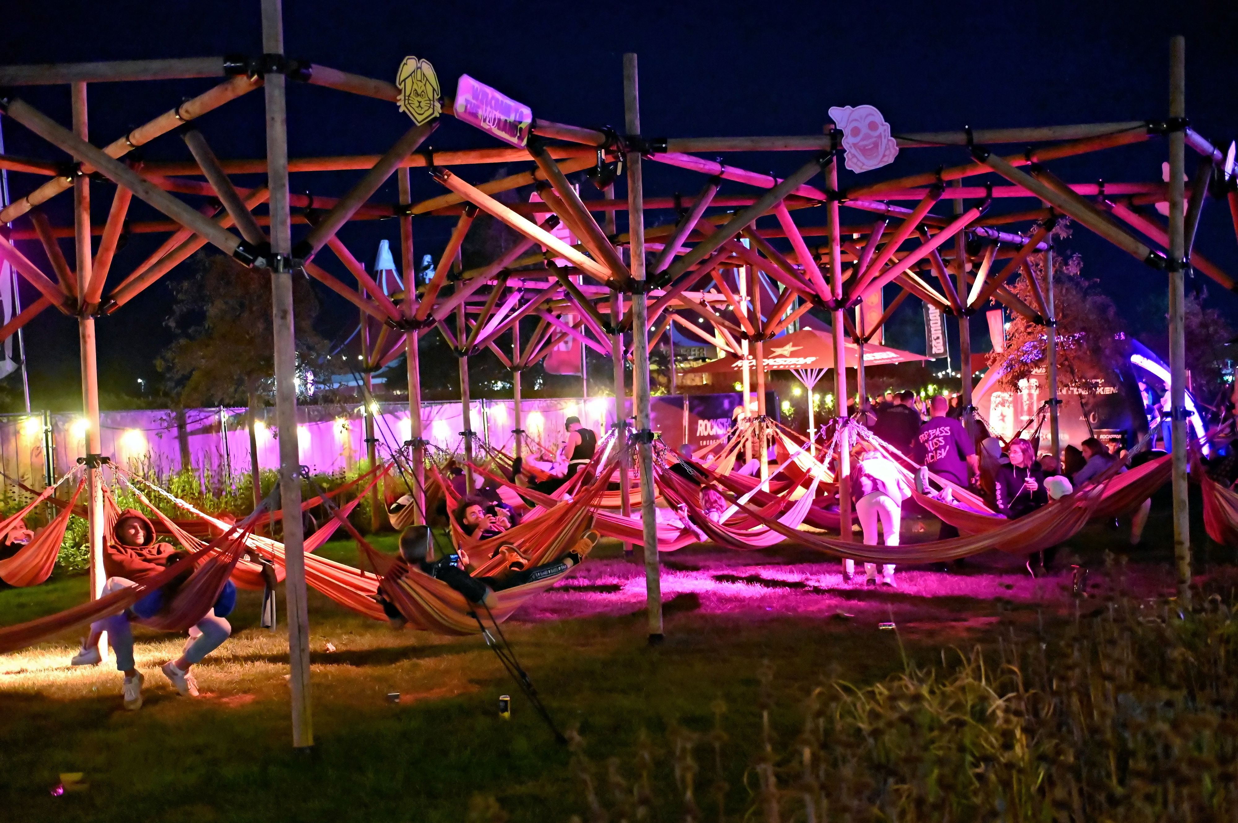 Auf dem Festival-Gelände in Zülpich sind auch zahlreiche Hängematten gespannt, in denen die Besucher entspannen können.