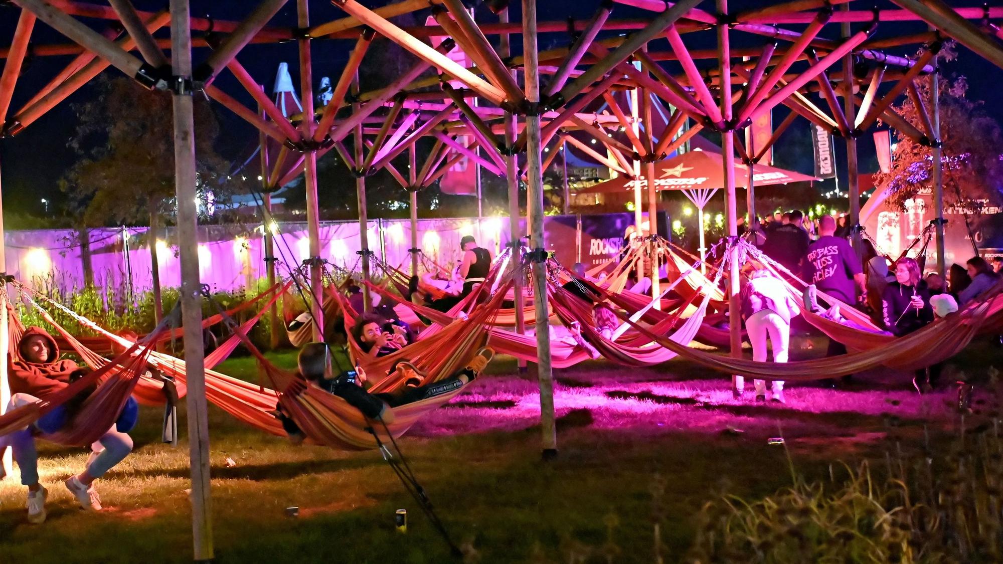 Auf dem Festival-Gelände in Zülpich sind auch zahlreiche Hängematten gespannt, in denen die Besucher entspannen können.