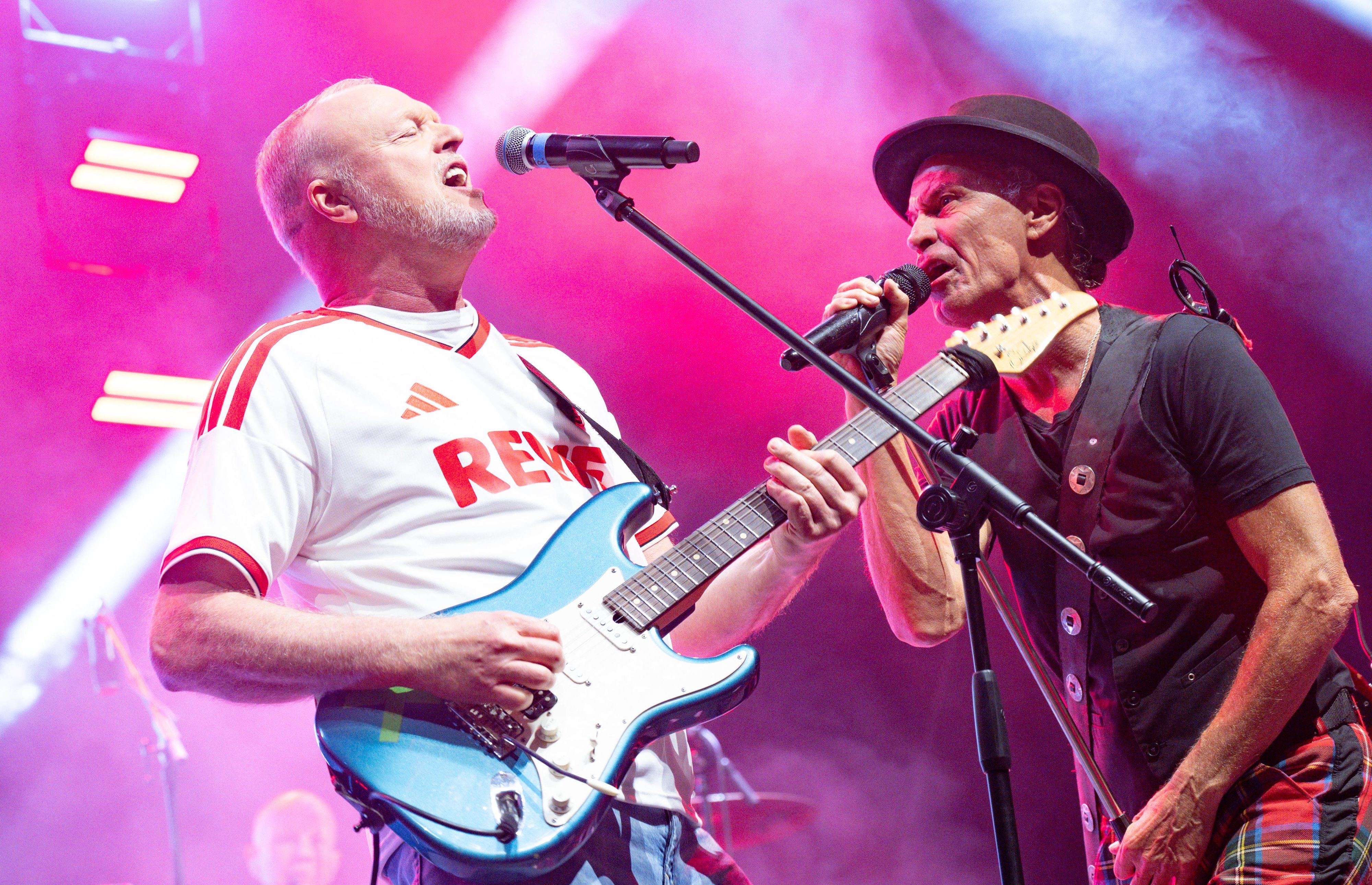 Stefan Raab spielt mit Brings am Roncalliplatz „Superjeilezick“.