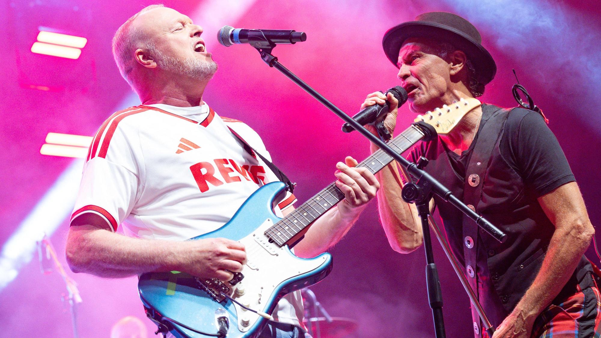 Stefan Raab spielt mit Brings am Roncalliplatz „Superjeilezick“.