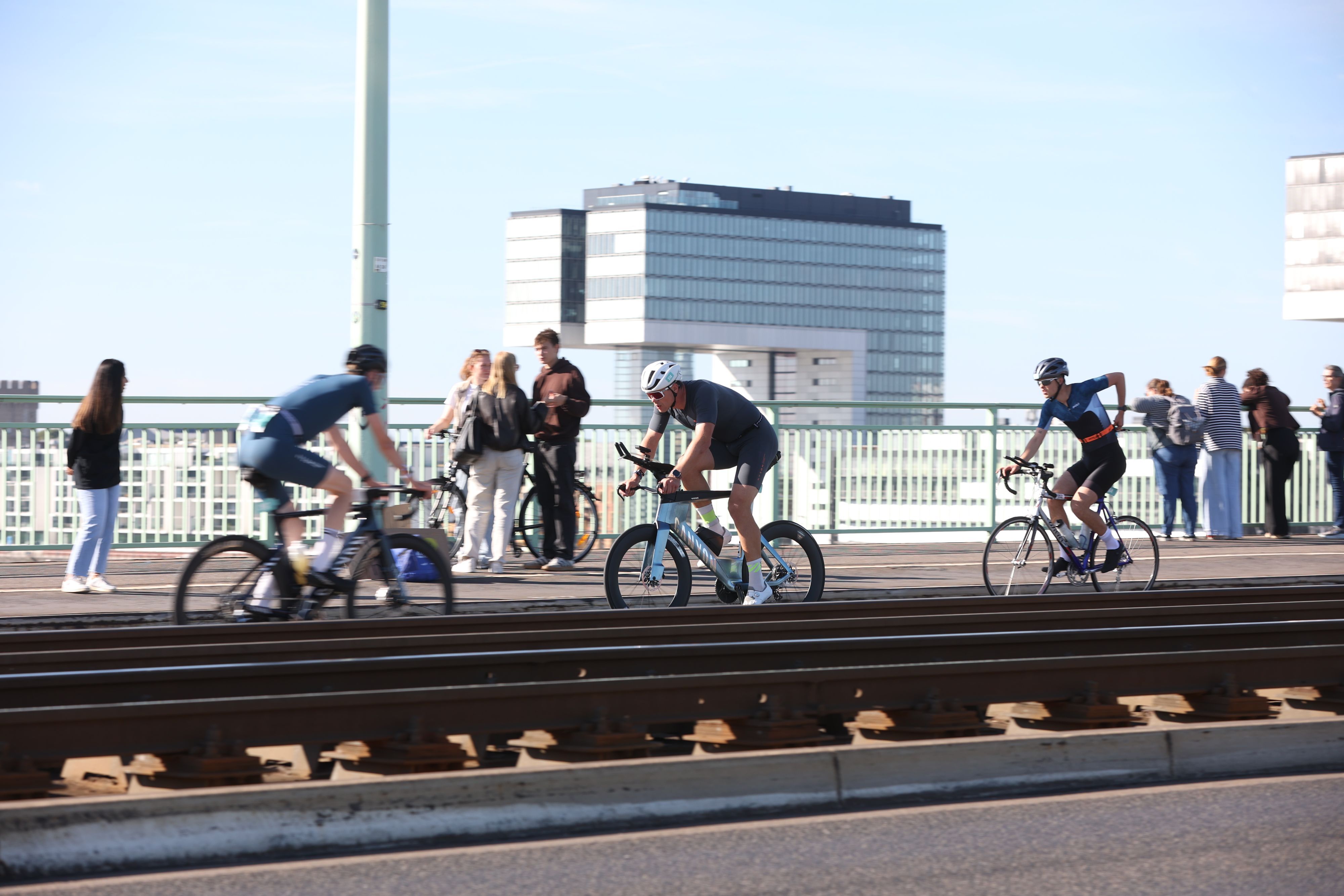 06.09.2026. Köln: Beim 5. Köln Triathlon nehmen 4.200 Athletinnen und Athleten auf drei unterschiedlichen Distanzen teil. Laut Veranstalter ist das eine Rekordzahl an Teilnehmenden. Die Veranstaltung ist seit Anfang des Jahres ausgebucht. Foto: Martina Goyert