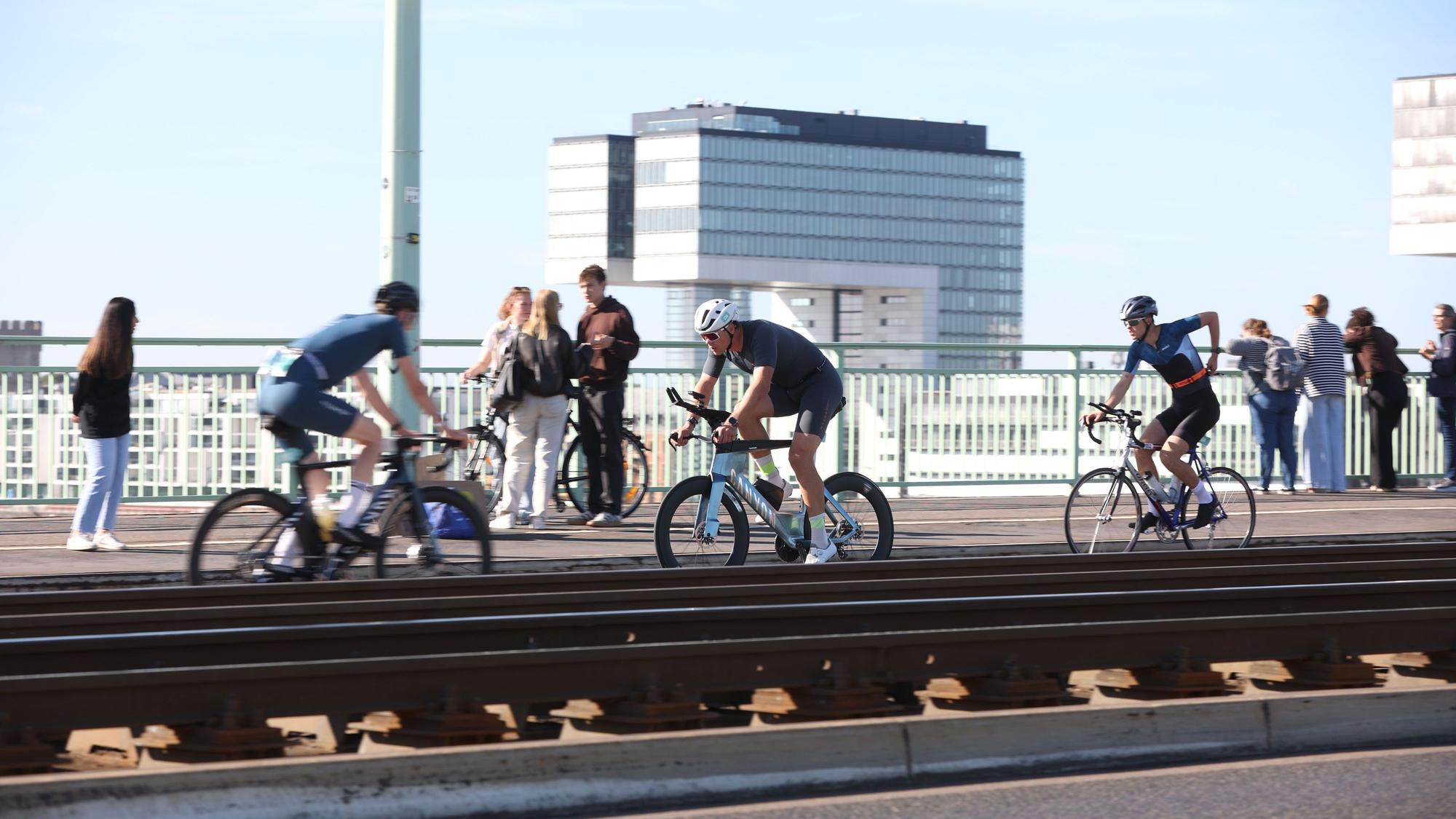 06.09.2026. Köln: Beim 5. Köln Triathlon nehmen 4.200 Athletinnen und Athleten auf drei unterschiedlichen Distanzen teil. Laut Veranstalter ist das eine Rekordzahl an Teilnehmenden. Die Veranstaltung ist seit Anfang des Jahres ausgebucht. Foto: Martina Goyert