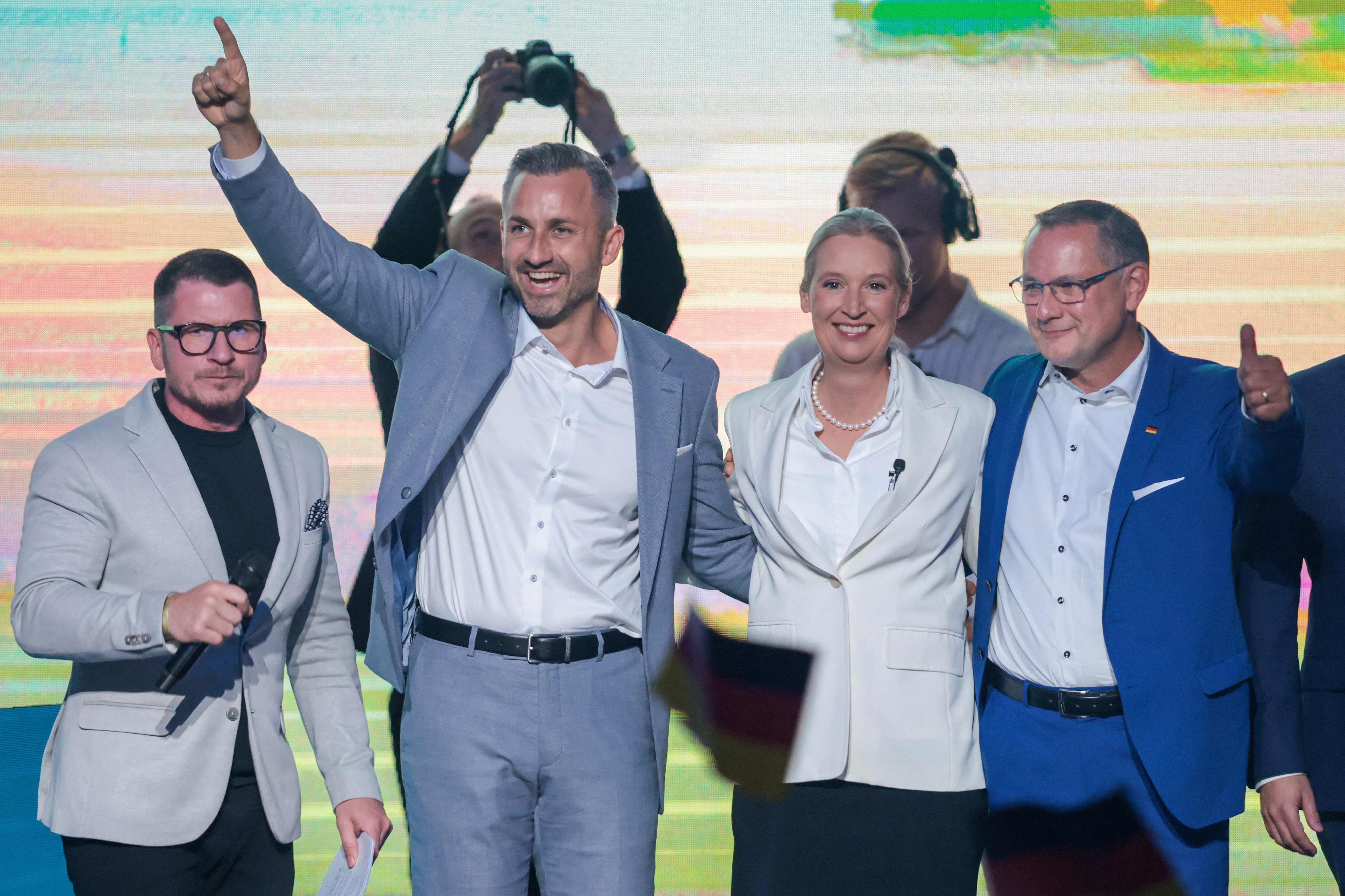 Ulrich Siegmund zusammen mit Alice Weidel und Tino Chrupalla auf einer Wahlveranstaltung.