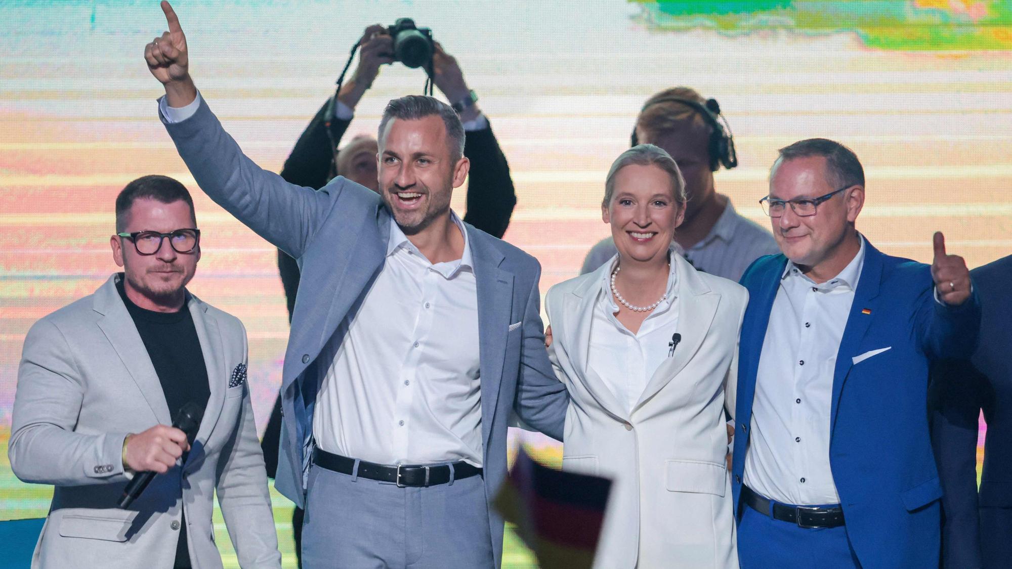 Ulrich Siegmund zusammen mit den AfD-Chefs Alice Weidel und Tino Chrupalla auf einer Wahlveranstaltung.