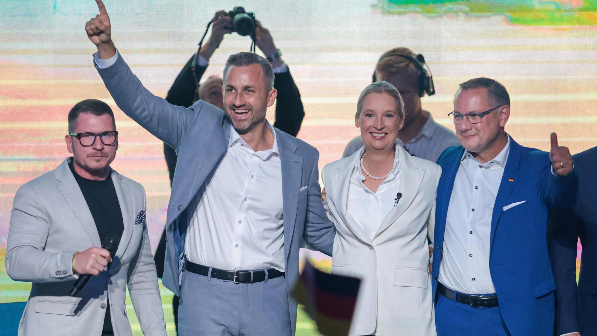 Ulrich Siegmund zusammen mit Alice Weidel und Tino Chrupalla auf einer Wahlveranstaltung.