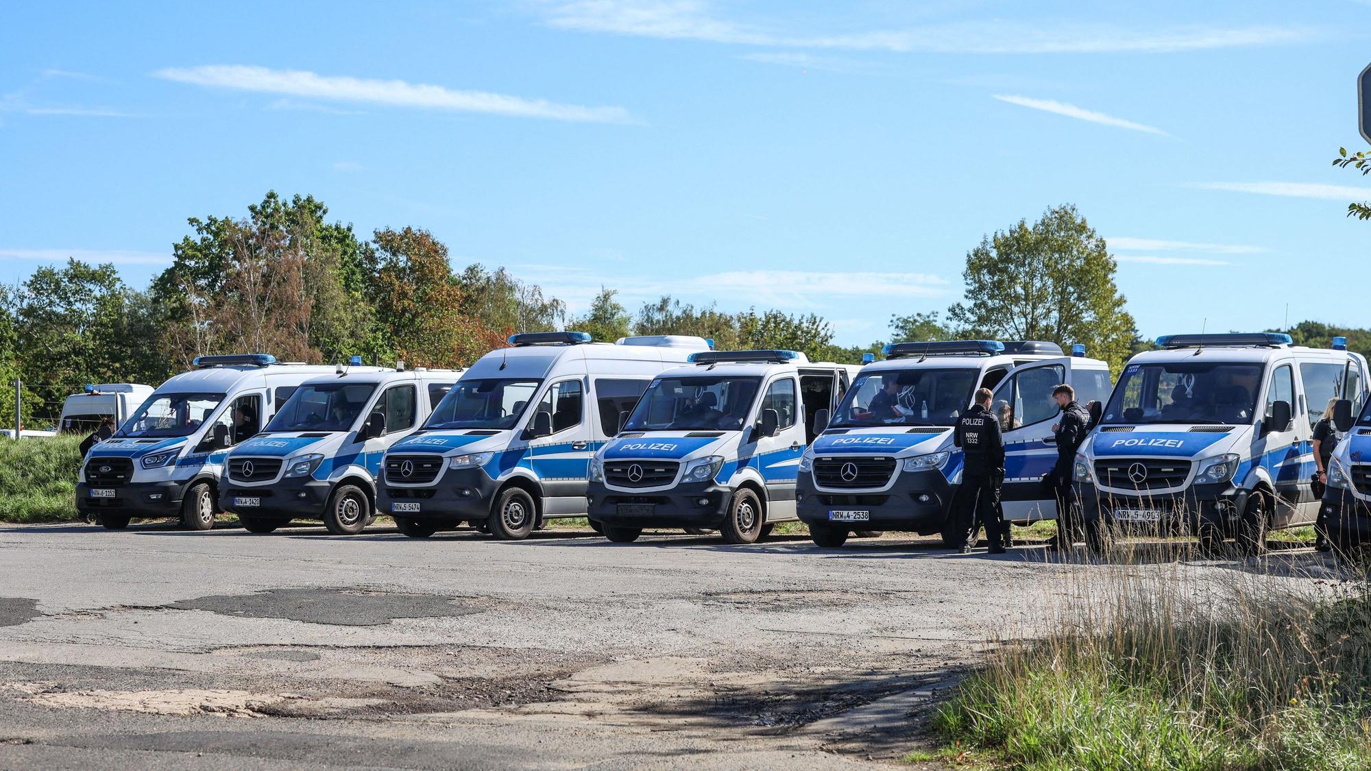 Zahlreiche Polizeikräfte sammeln sich für einen Großeinsatz auf einem Parkplatz in der Nähe des Hambacher Forst.