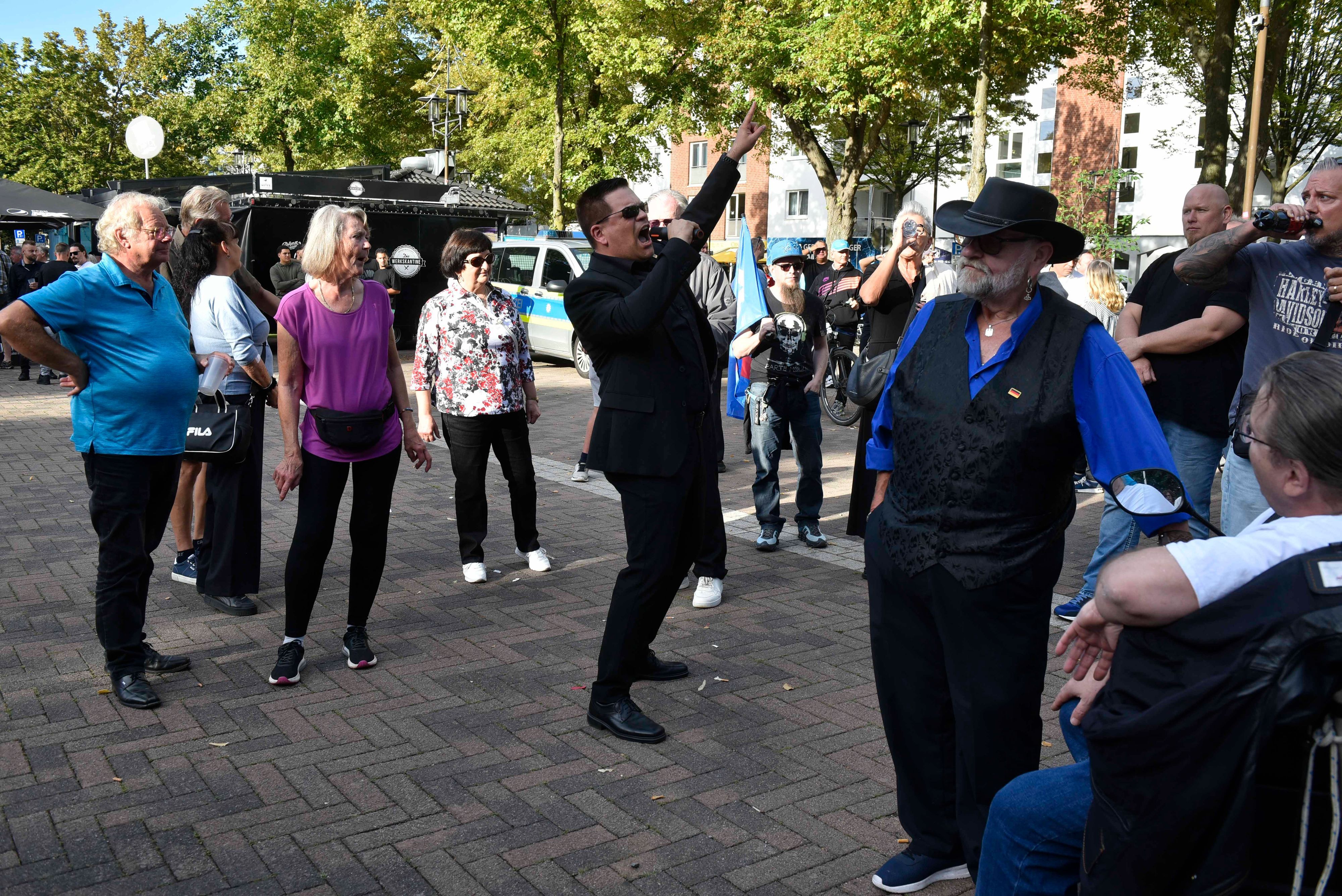 Etwa 50 Menschen fanden sich am Sonntag in Kerpen zusammen, wo AfD-Vize Marcel Petri den aktuellen Stand der Landtagswahlen in Sachsen-Anhalt verkündete.