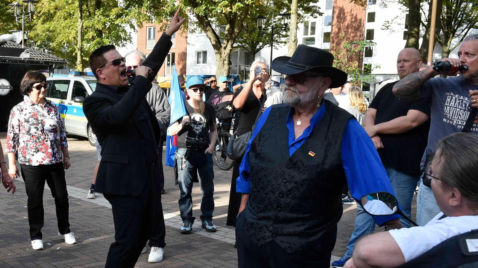 Etwa 50 Menschen fanden sich am Sonntag in Kerpen zusammen, wo AfD-Vize Marcel Petri den aktuellen Stand der Landtagswahlen in Sachsen-Anhalt verkündete.