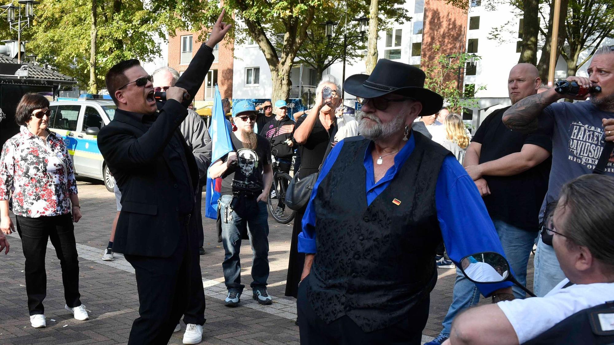 AfD-Funktionäre und -Anhänger bejubelten den Wahlsieg ihrer Partei in Sachsen-Anhalt.