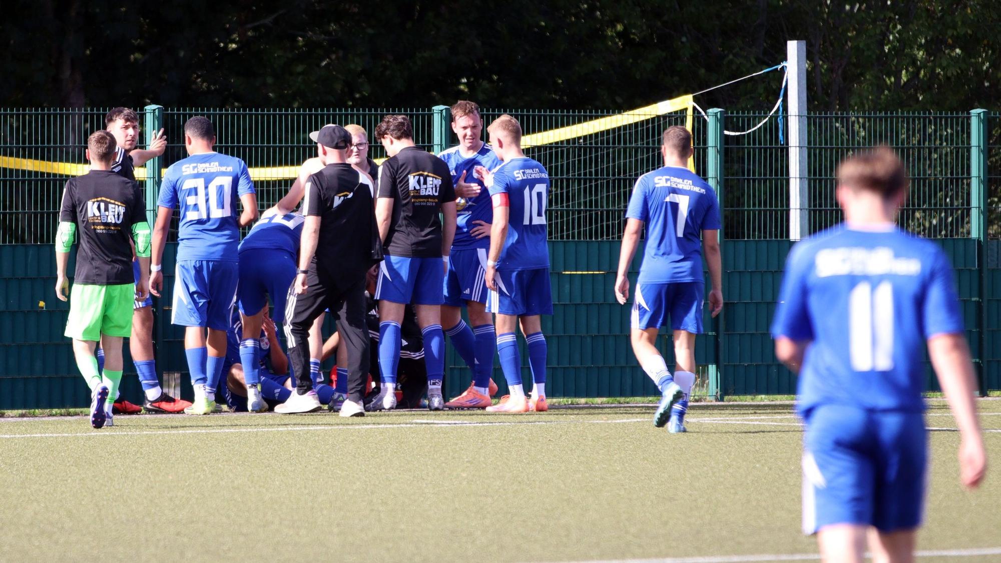 Nach Schlusspfiff liefen die Dahlemer auf die andere Seite des Spielfeldes, um nach einem verletzten Spieler zu sehen.