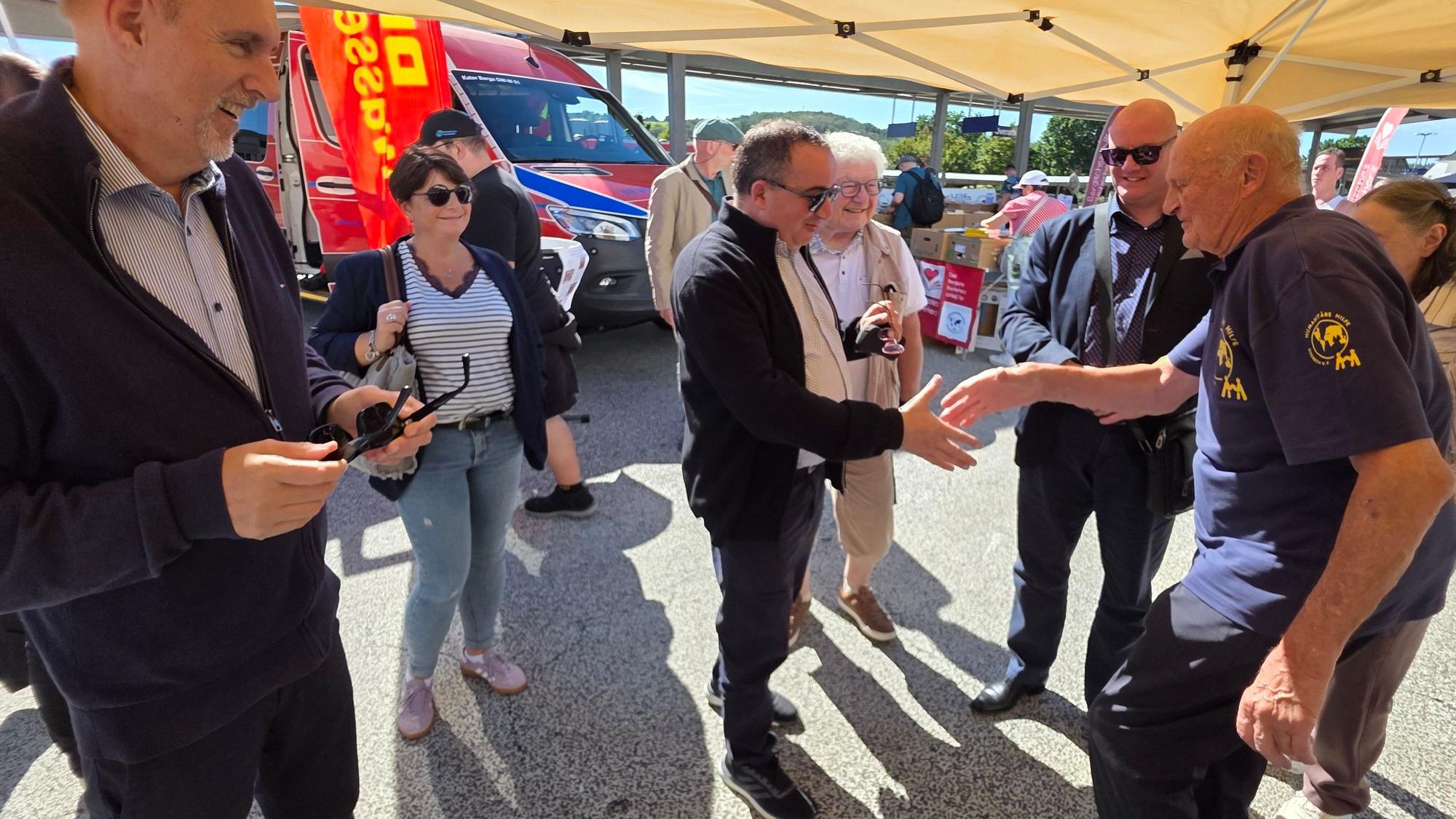 Auch eine Delegation aus Overaths Partnerstadt Perenchies besuchte das Fest, hier mit Bürgermeister Michael Eyer (l.) bei Ehrenbürger Norbert Kuhl (r.) von der Humanitären Hilfe Overath.