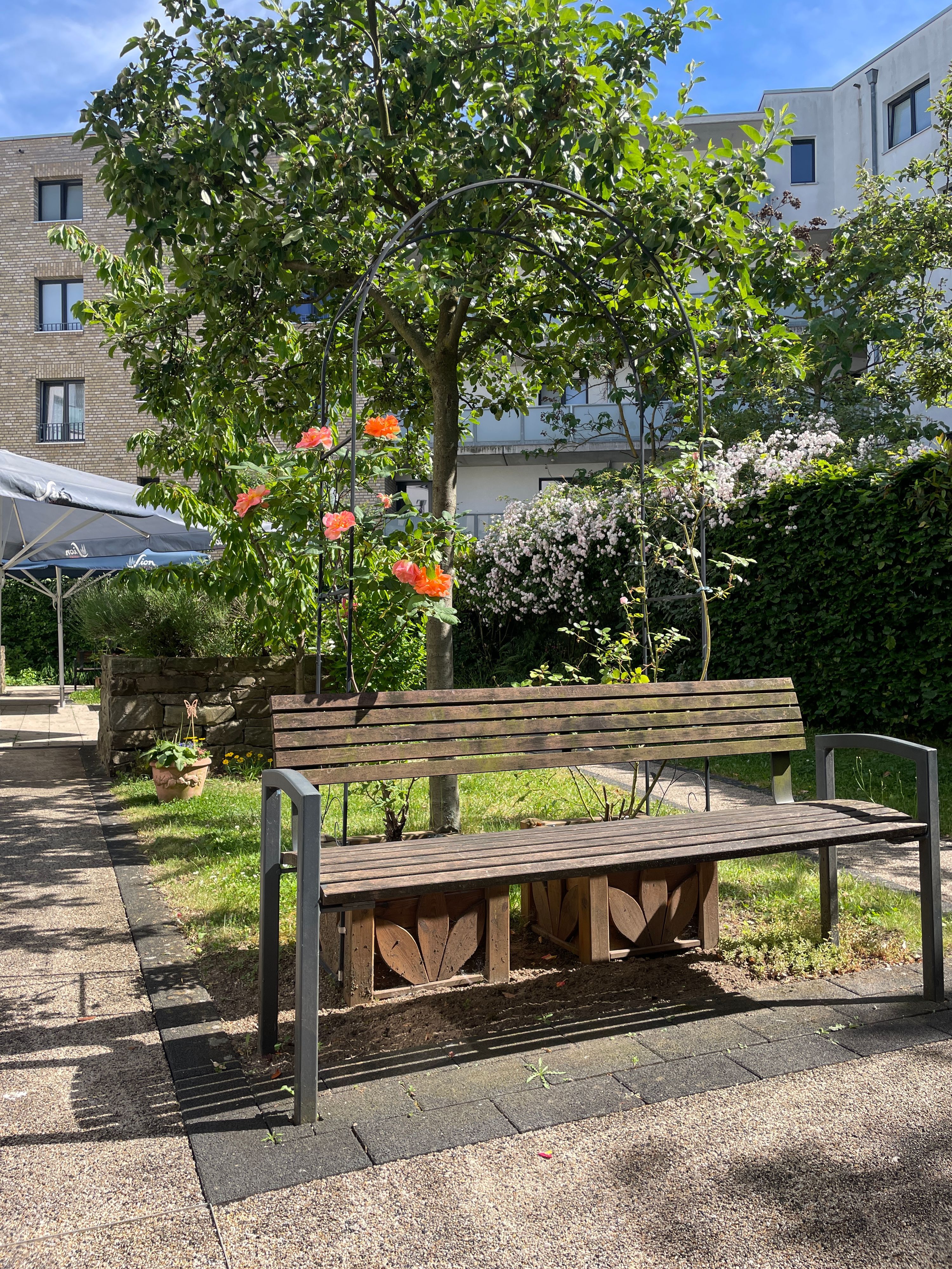 Den großen Garten der Demenz-WG am Stammheimer Ufer teilen sich die Bewohnenden.