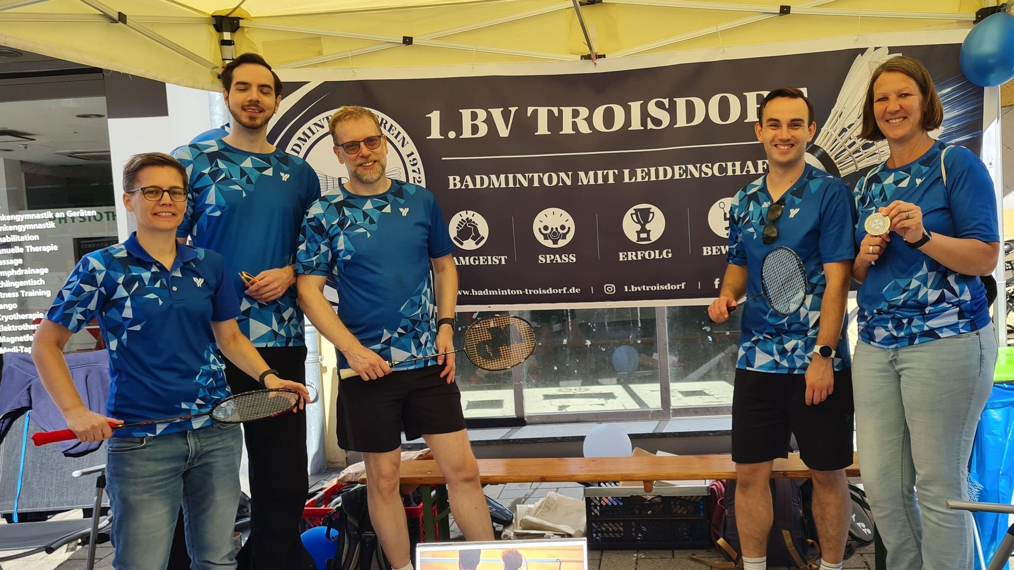 Vereinsfest Troisdorf Verein(t) in der Fußgängerzone
Der Badminton-Verein verspricht viel gute Laune