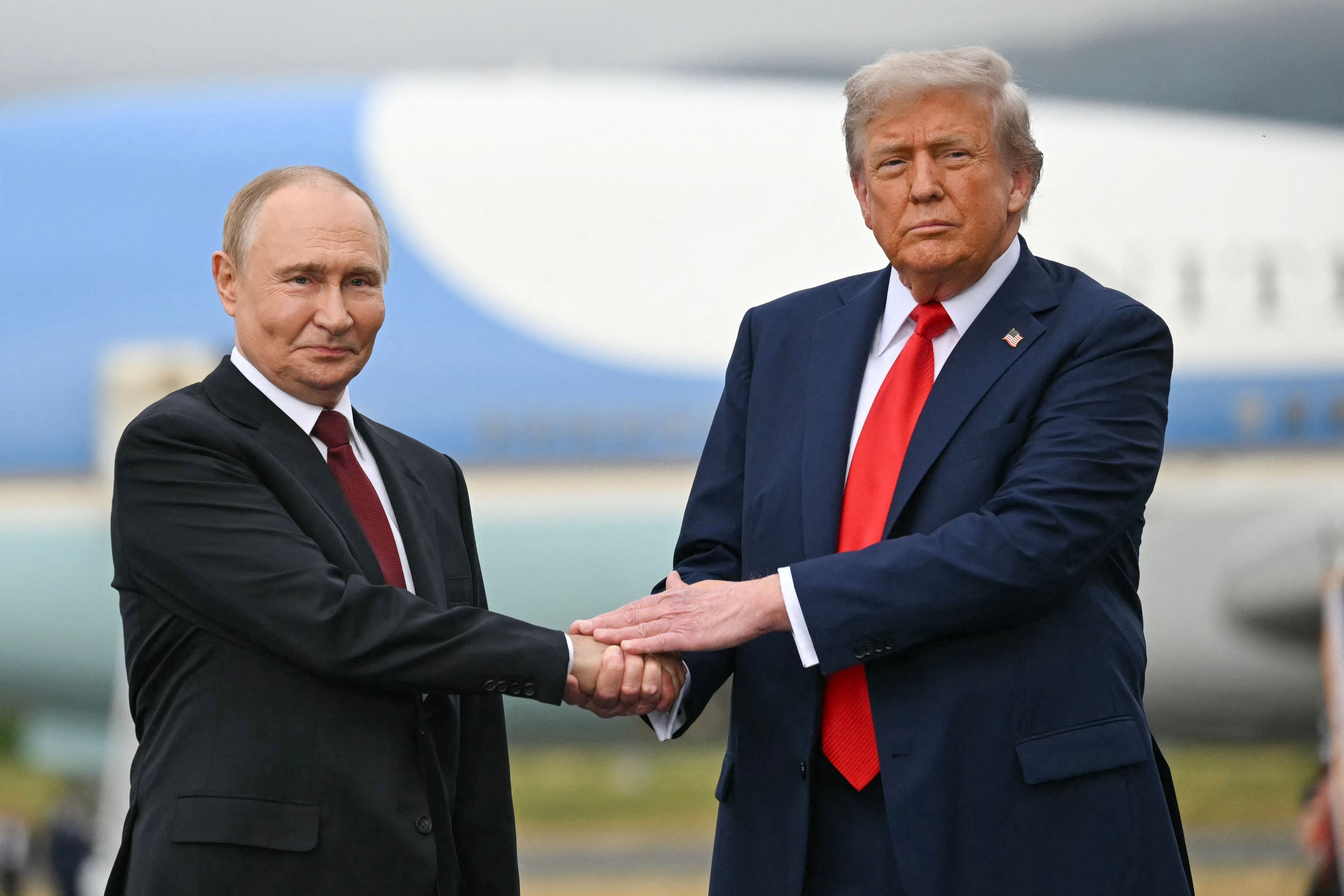 Kremlchef Wladimir Putin (l.) zusammen mit US-Präsident Donald Trump. Sowohl in den Reihen der US-Regierung als auch in Moskau herrscht Freude über den AfD-Wahlsieg in Sachsen-Anhalt. (Archivbild)