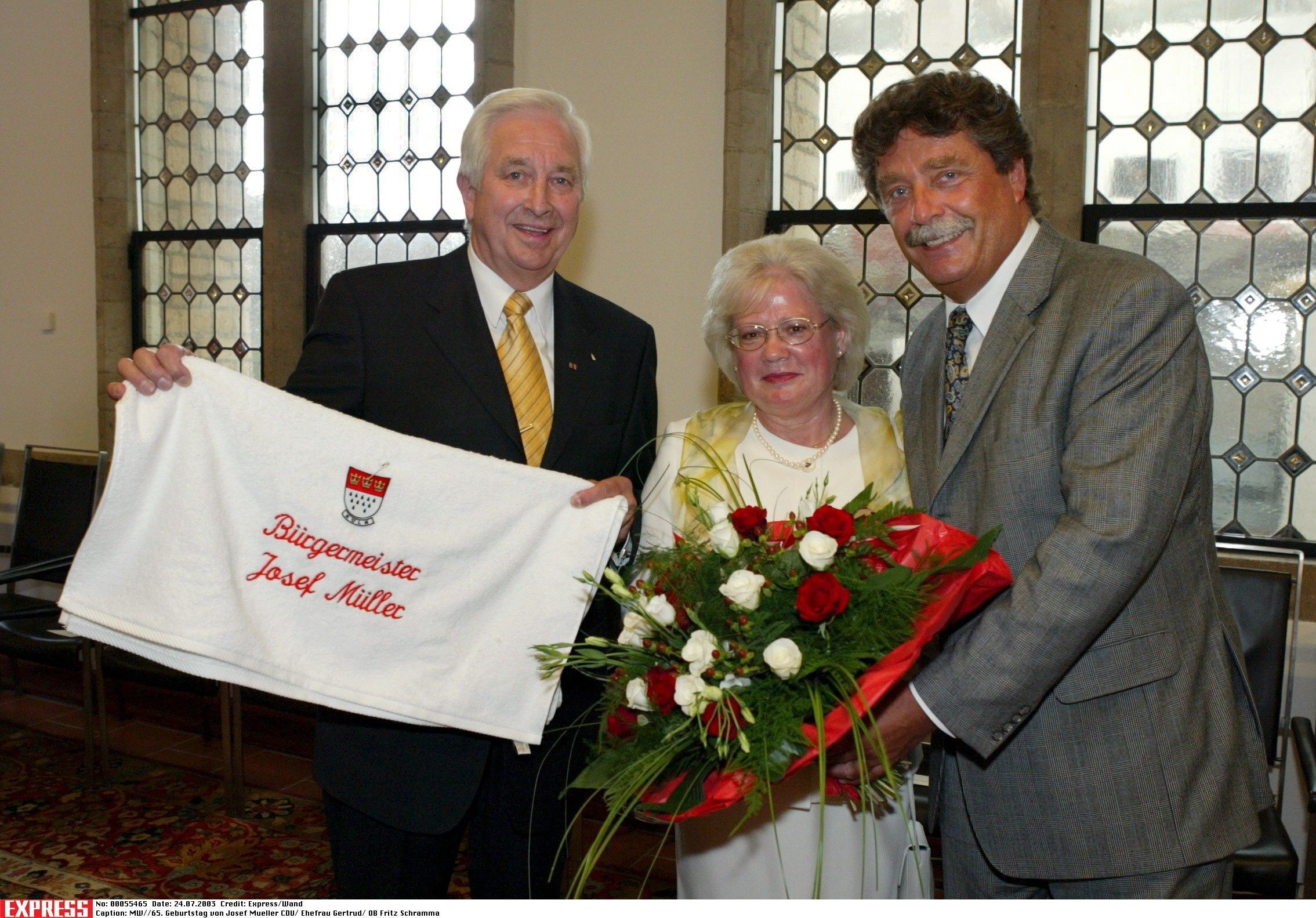 MW//65. Geburtstag von Josef Mueller CDU/ Ehefrau Gertrud/ OB Fritz Schramma
Foto: Express/ MIchael Wand
20030624
EXPRESS Syndication, Amsterdamer Strasse 192, Neven DuMont Haus, 50735 Koeln, Stadtsparkasse Koeln, Kto: 300 12 959, BLZ: 370 501 98, Unbedingt bei Zahlung angeben: Betr.517817, Fon: 0221 / 224 2623, Fax: 0221 / 224 3363, Abdruck nur gegen Honorar und Beleg