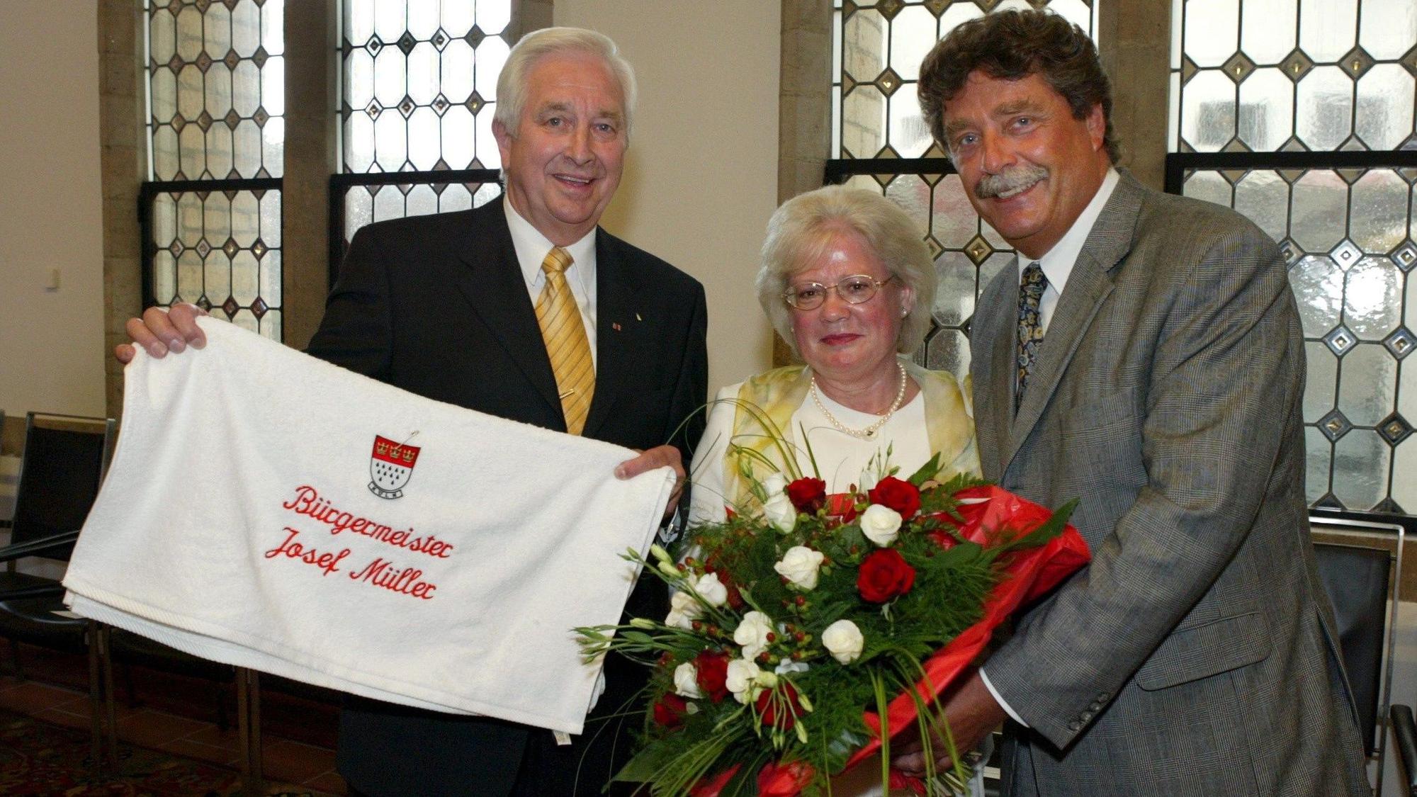 MW//65. Geburtstag von Josef Mueller CDU/ Ehefrau Gertrud/ OB Fritz Schramma
Foto: Express/ MIchael Wand
20030624
EXPRESS Syndication, Amsterdamer Strasse 192, Neven DuMont Haus, 50735 Koeln, Stadtsparkasse Koeln, Kto: 300 12 959, BLZ: 370 501 98, Unbedingt bei Zahlung angeben: Betr.517817, Fon: 0221 / 224 2623, Fax: 0221 / 224 3363, Abdruck nur gegen Honorar und Beleg